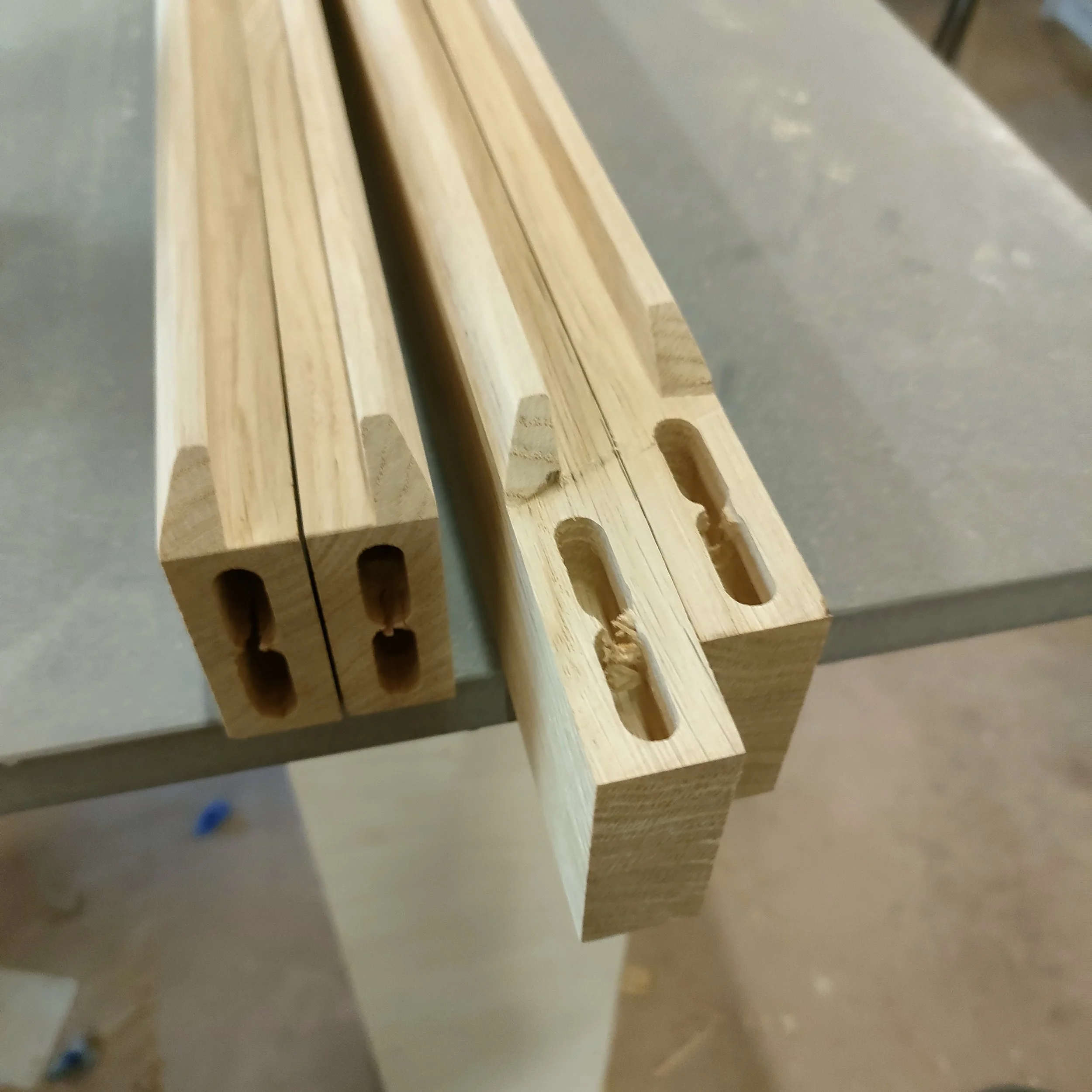 Des planches de bois posées en parallèle sur une surface.
