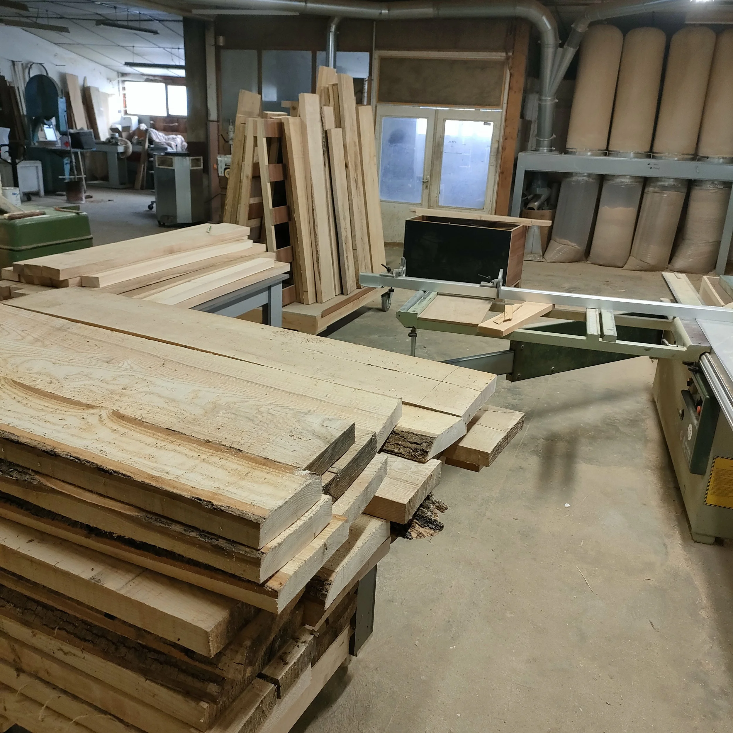 Stock de planches en bois dans un atelier de menuiserie.