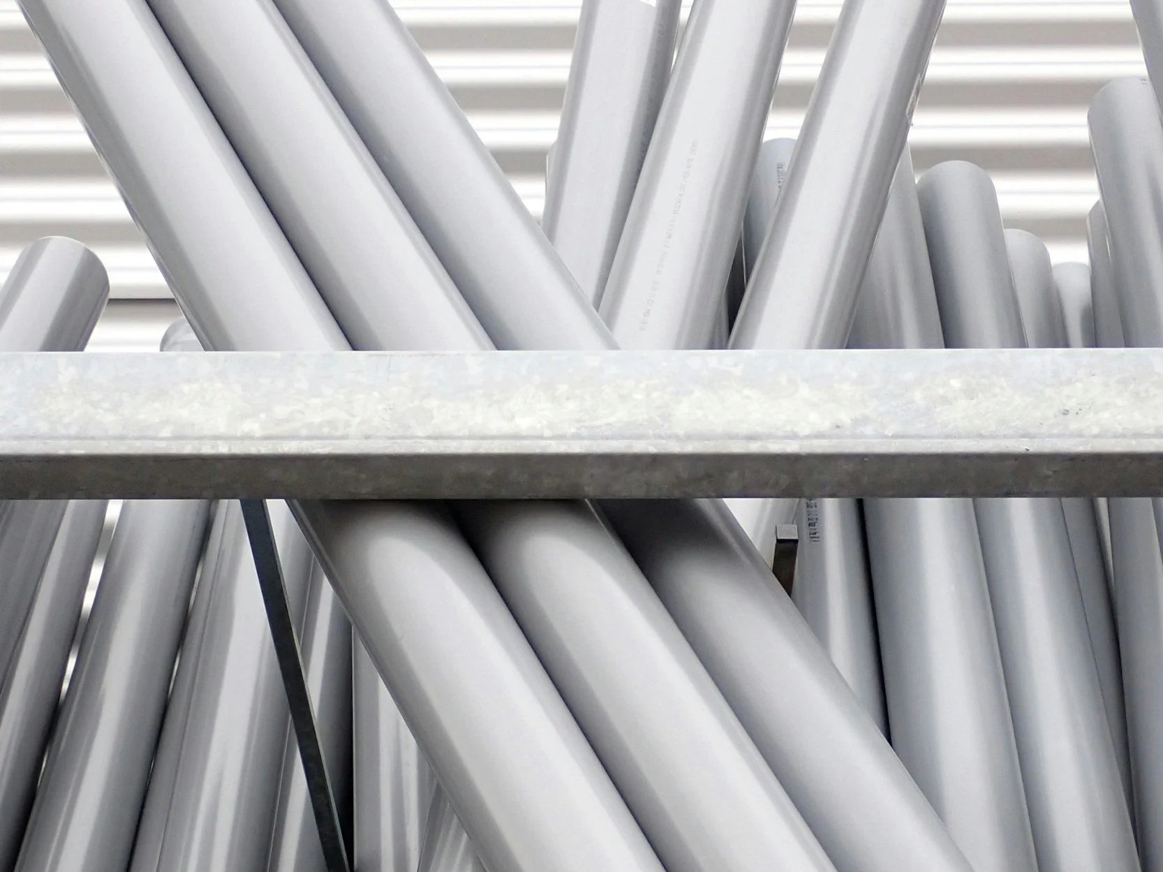 Hydrostatic pressure testing of a plastic pipe