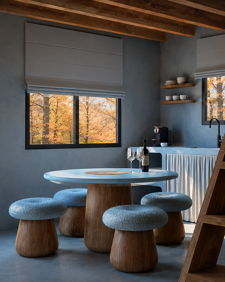Salle à manger avec table ronde en bois et sièges rembourrés, fenêtre avec vue sur des arbres en automne, coin café avec machine à café, étagères avec assiettes et tasses.