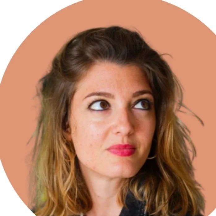 Jeune femme aux cheveux ondulés, regardant à gauche, fond beige