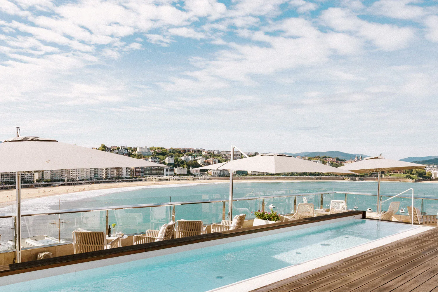 1764337307_rooftop-lasala-plaza29.thigh.webp