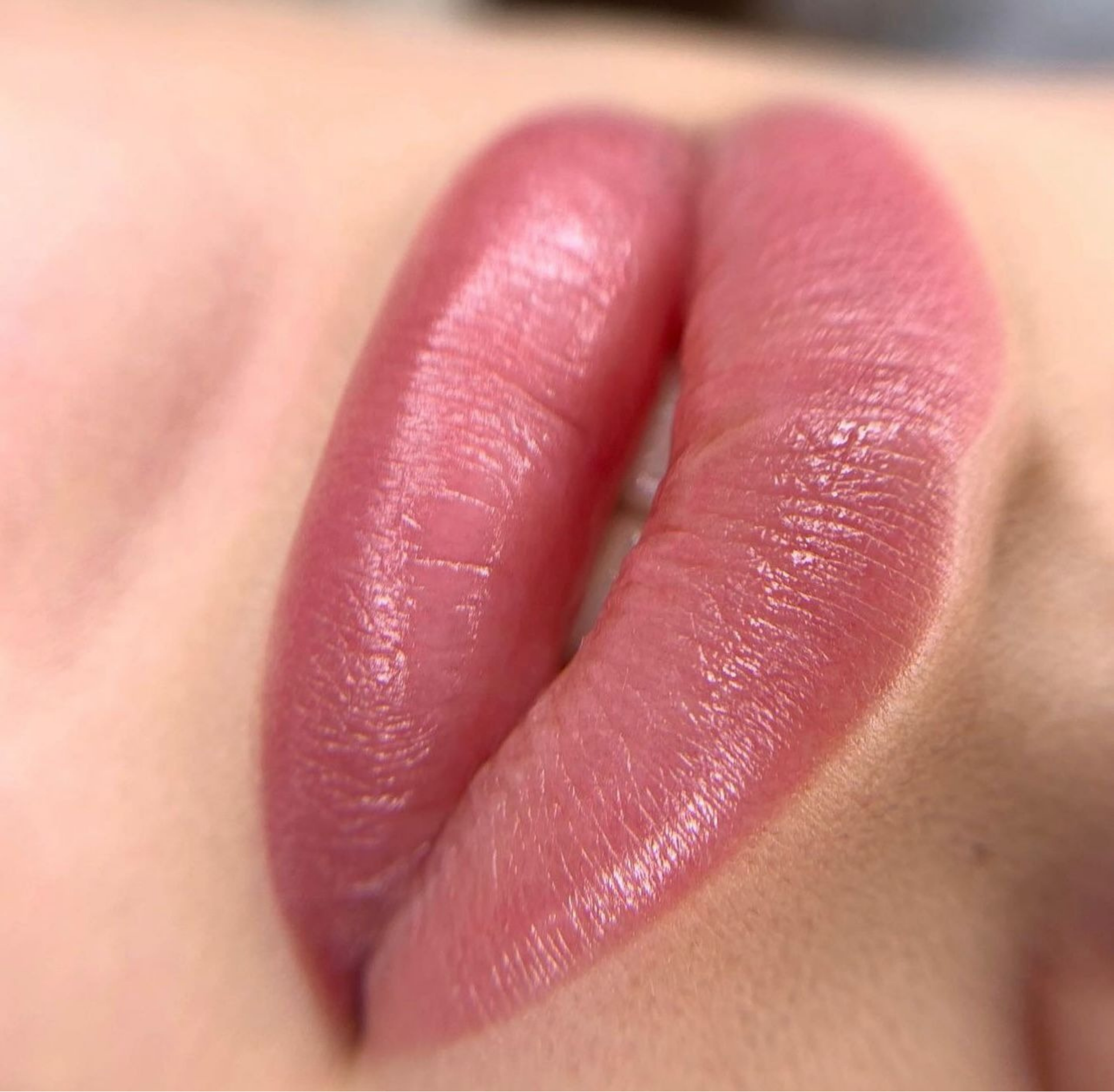 Nahaufnahme von pinken Lippen, die leicht geöffnet sind.