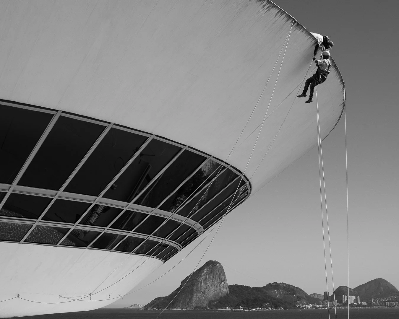 Quando Oscar Niemeyer projetou o MAC de Niter&oacute;i, deu &agrave; fachada o mesmo &acirc;ngulo de inclina&ccedil;&atilde;o do P&atilde;o de A&ccedil;&uacute;car ao fundo.

Sempre gostei de como, desse ponto de vista, as duas formas se encontram.