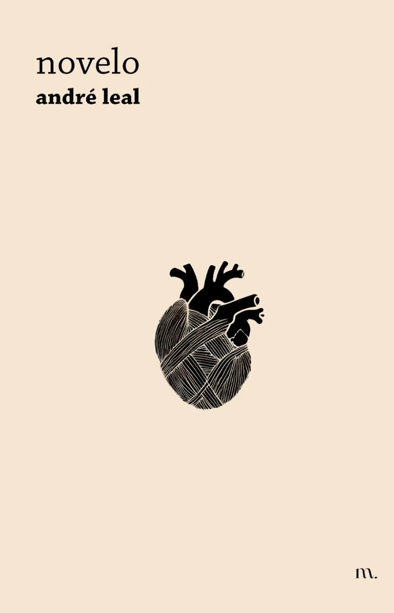 Capa do livro 'Novelo' de André Leal, com uma ilustração de um coração estilizado.