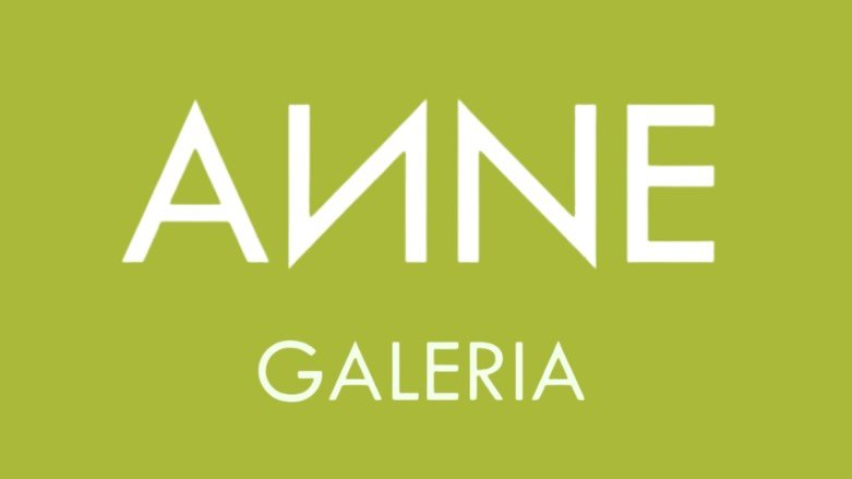Logotipo com fundo verde e palavras "ALINE GALERIA" em letras brancas.