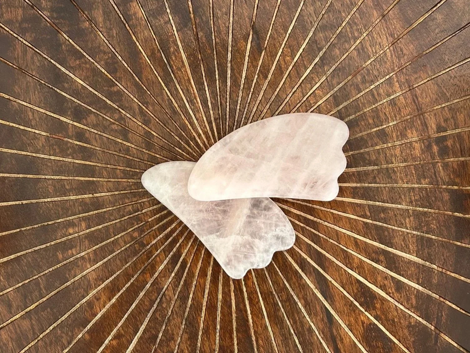 Outils de massage facialiste — Gua Sha en quartz rose, pour réserver votre soin chez Velvet Skin Facialiste