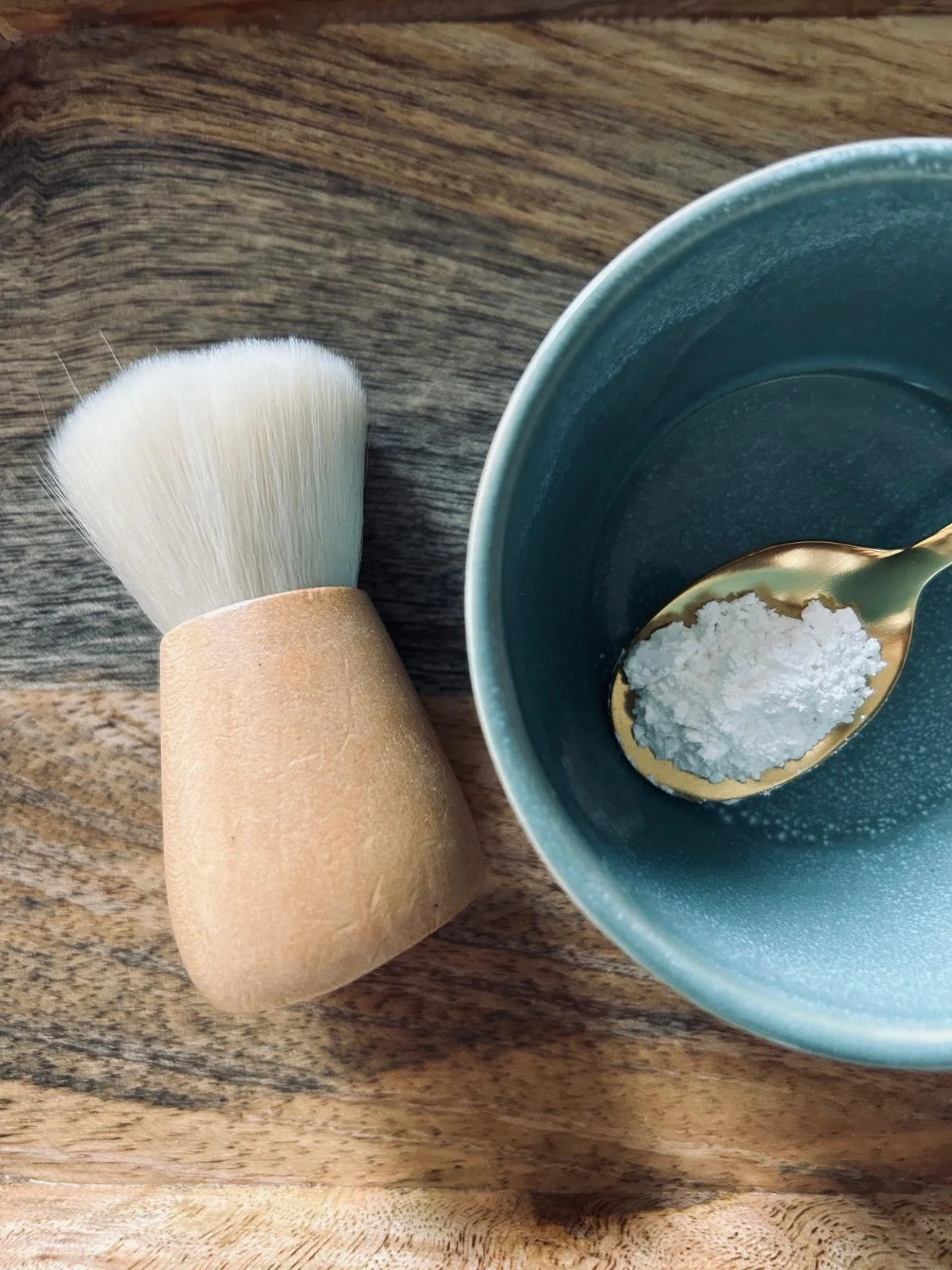 Exfoliation douce à la poudre de riz avec pinceau kabuki