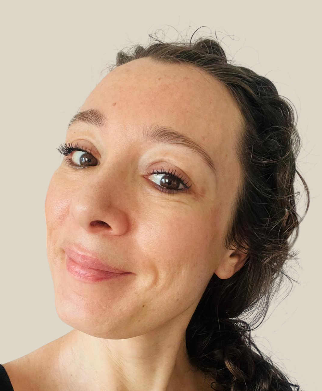 Anne-Laure Louvat, facialiste, prête à vous accueillir pour votre massage facialiste et soin du visage