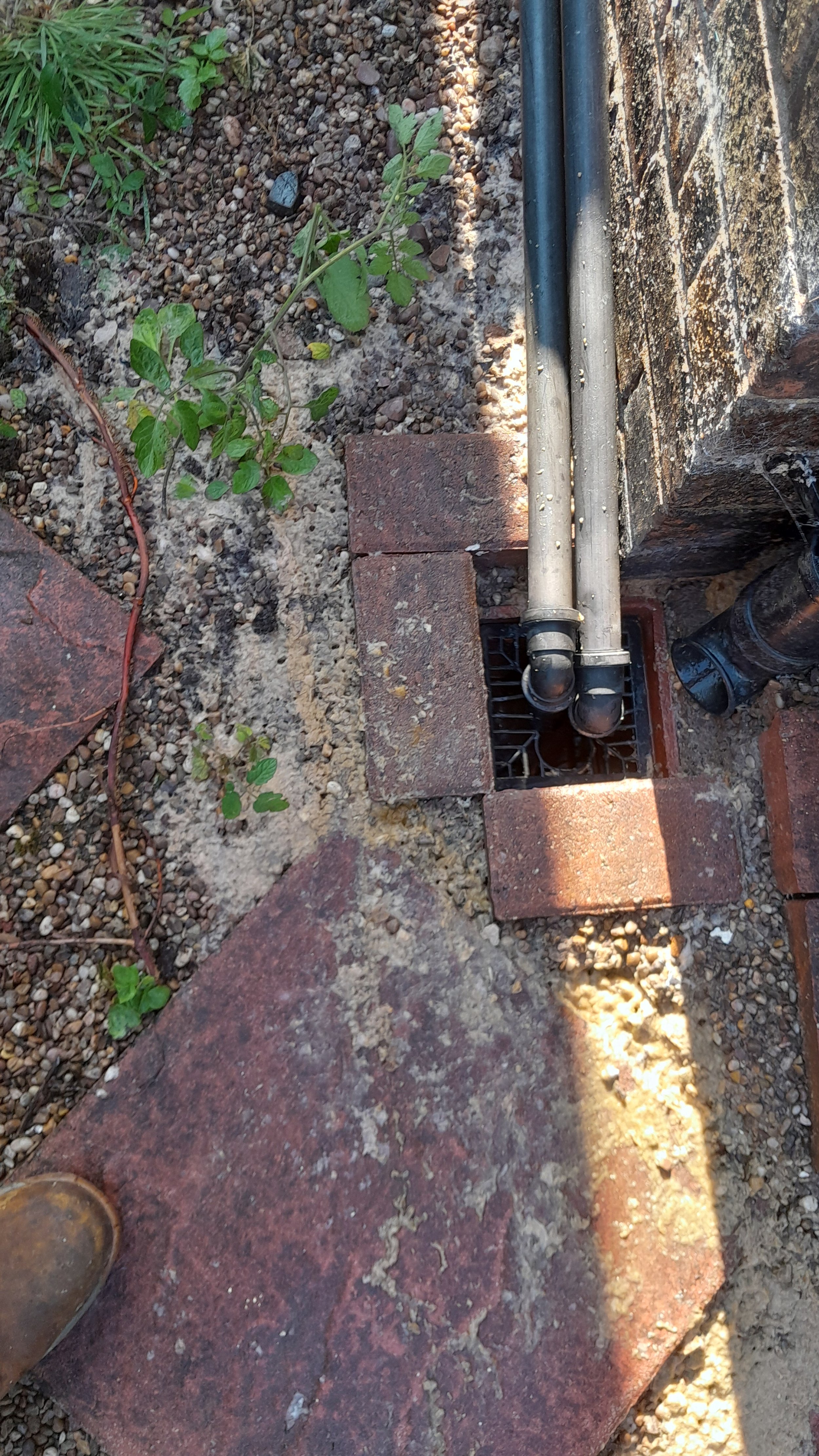 A blocked drain causing an overflow of sewage has been cleared.