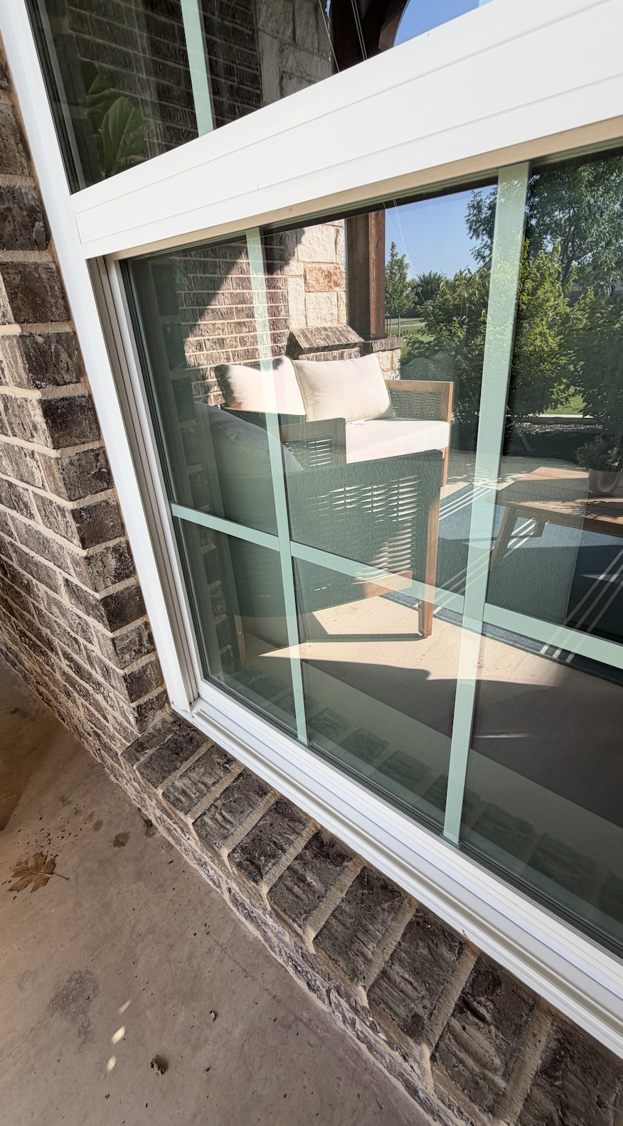 After cleaning the large office window, it now looks very clean, with a clear view of the front office.
