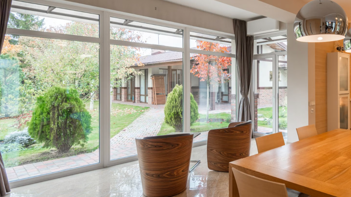 Very clean home kitchen area with large oversized windows that were cleaned with professionals to remove residue, dirt, weathered, pollen, dust, bugs, tree sap, landscaping dirt, runoff from sprinklers, and more.