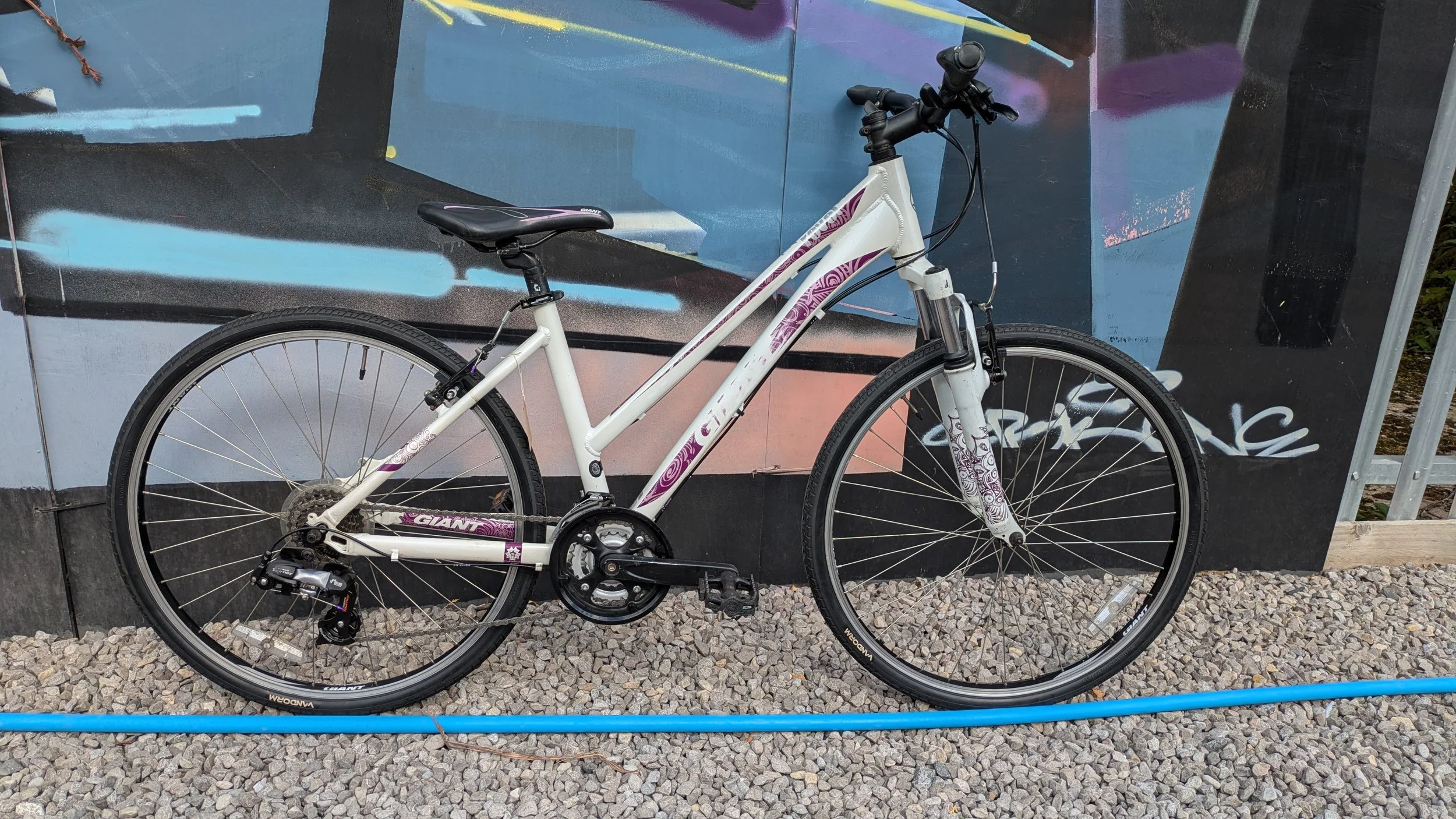 Giant Revel Hybrid - 26" wheel White/Purple - S