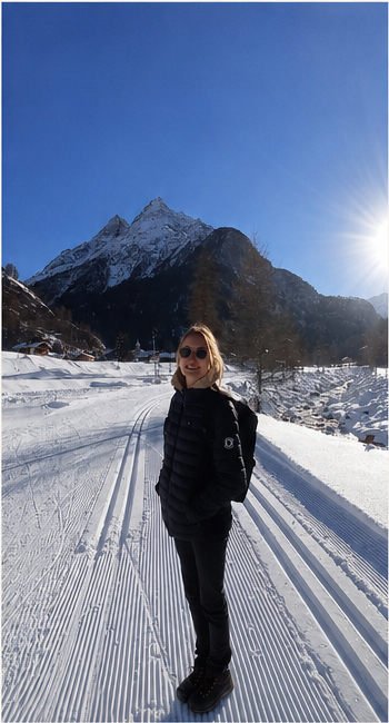 Anna in einer verschneiten Berglandschaft