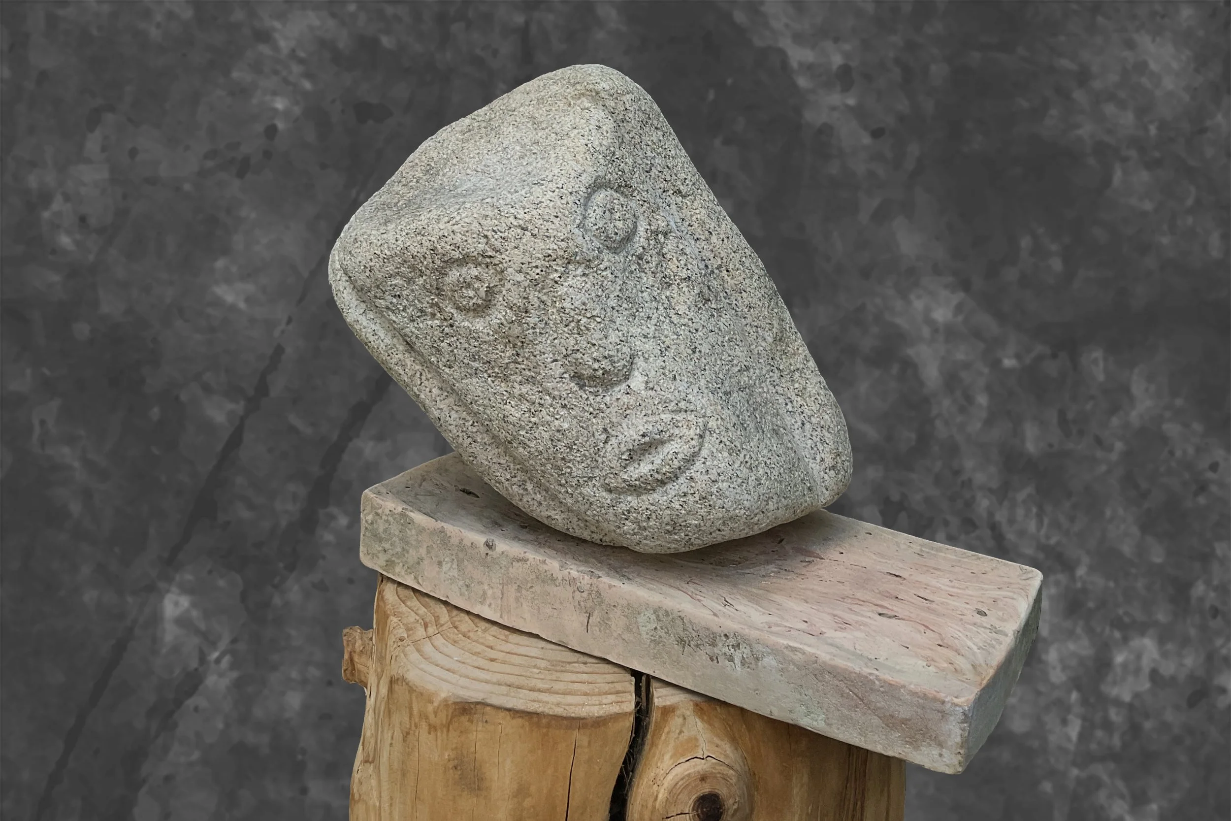 Kopf 08 // Maske, H 26 x B 30 x T 17 cm, Bretonischer Granit auf Ziegel
