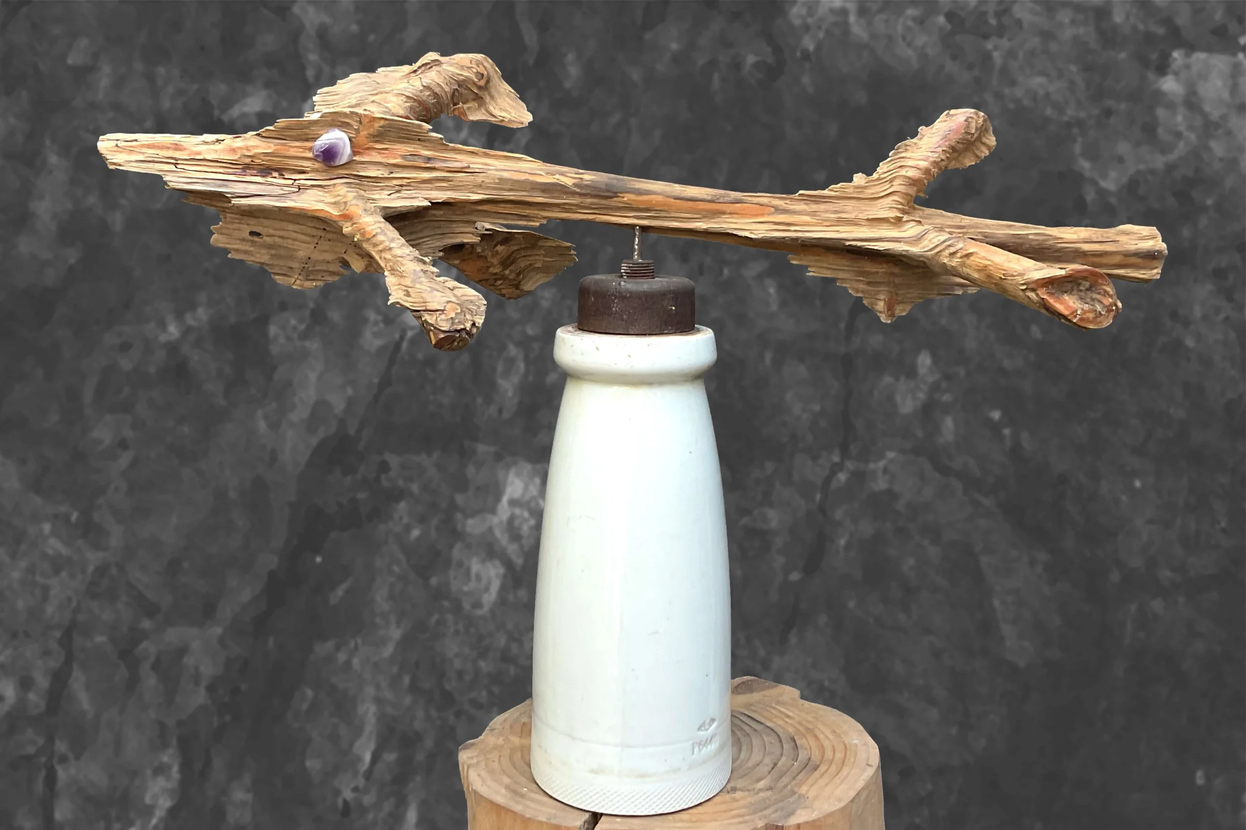 Drache 01, H 48 x B 25 x T 70 cm, Kiefernholz auf Isolator