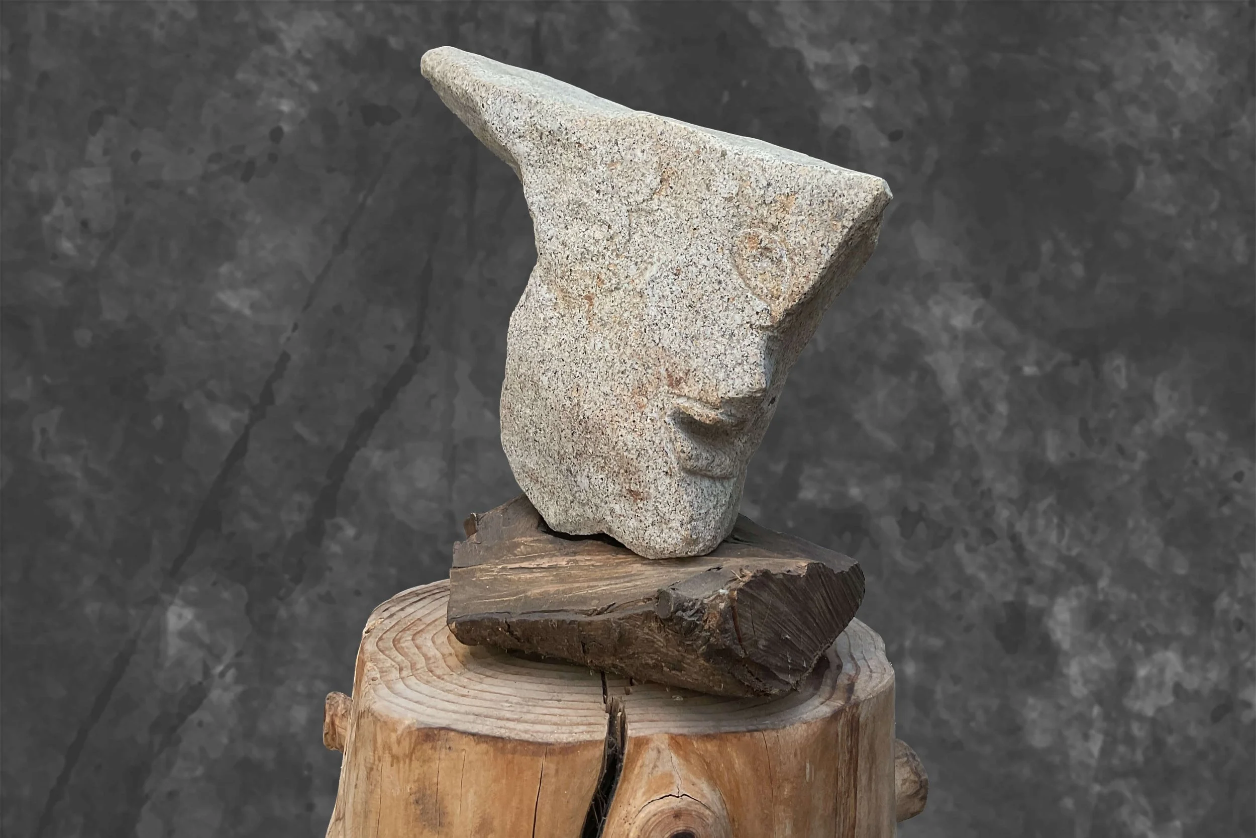 Kopf 07 // Gott Merkur, H 26 x B 30 x T 17, Bretonischer Granit und Holz