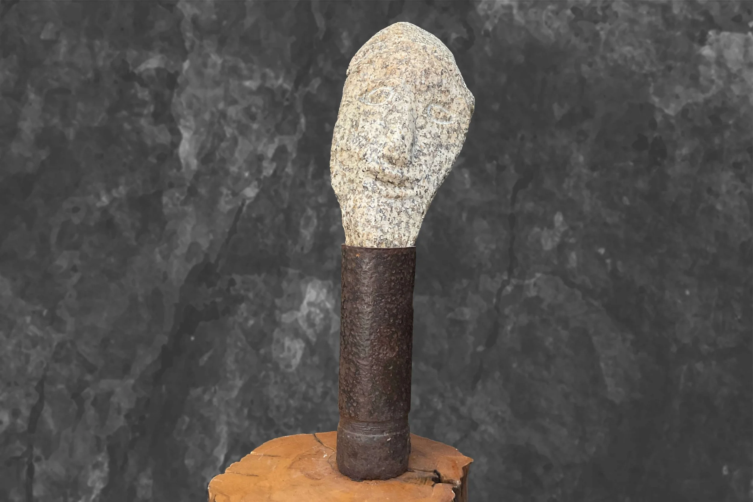 Kopf 11 // Säulenheiliger, H 50 x B 25 x T 25 cm, Bretonischer Granit, Granatenhülse, Holz