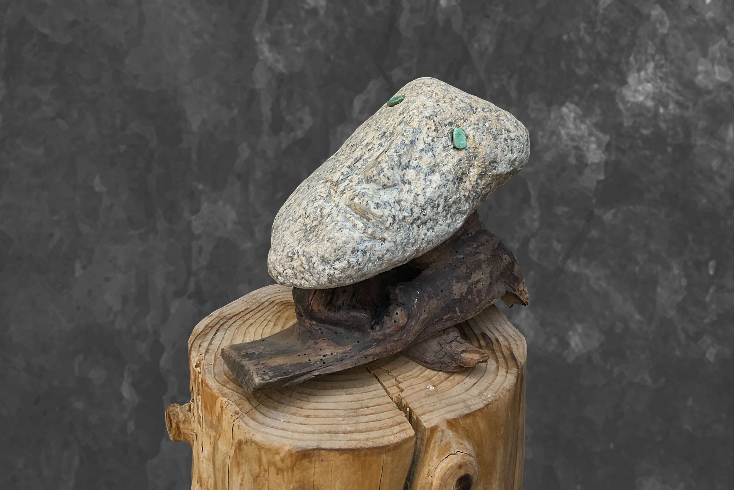 Kopf 12 // Kopf mit grünen Augen, H 23 x B 16 x T 28 cm, Bretonischer Granit auf Holz