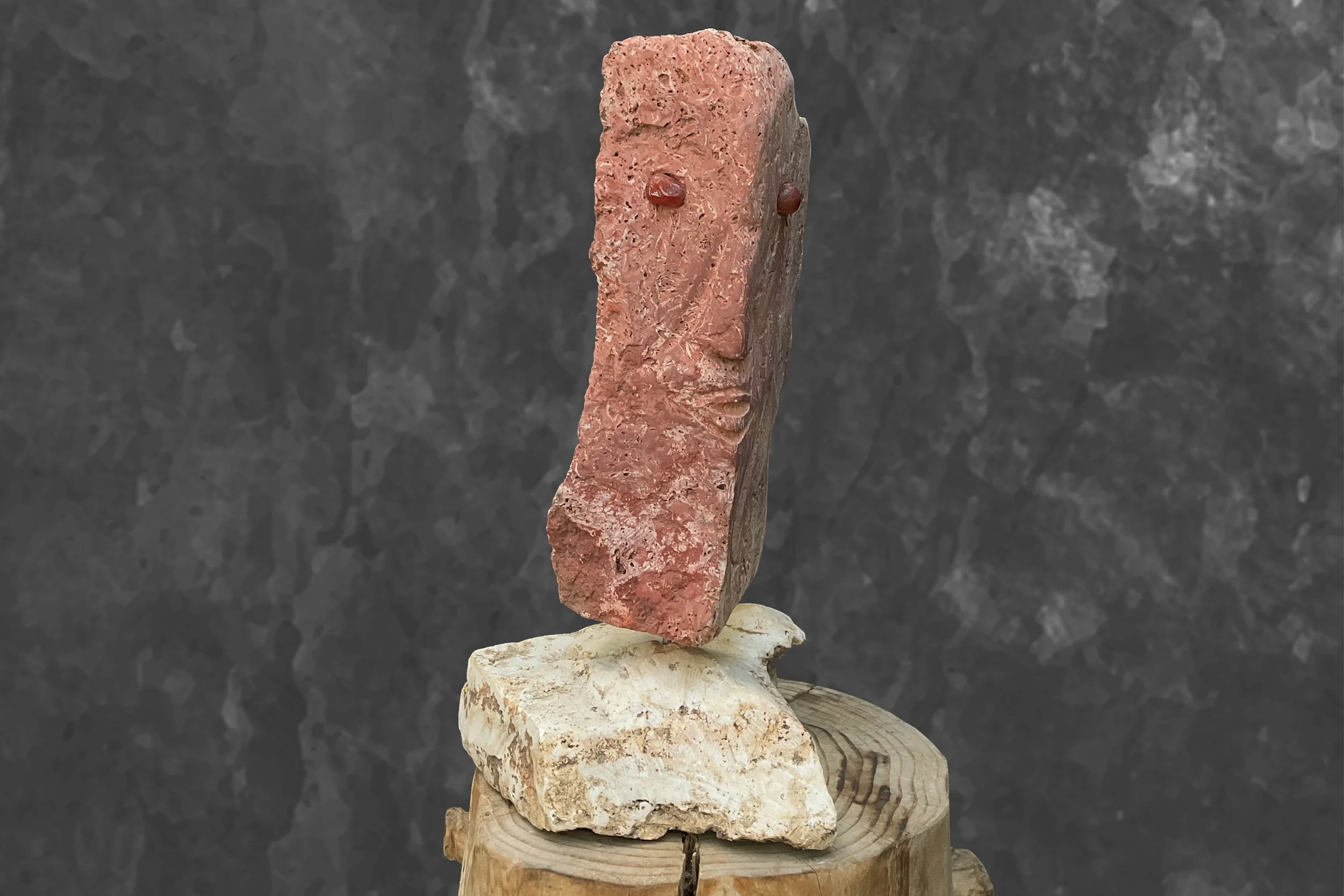 Kopf 10, Kopf mit roten Augen, H 40 x B 20 x T 20 cm, roter Travertin auf weissem Travertin