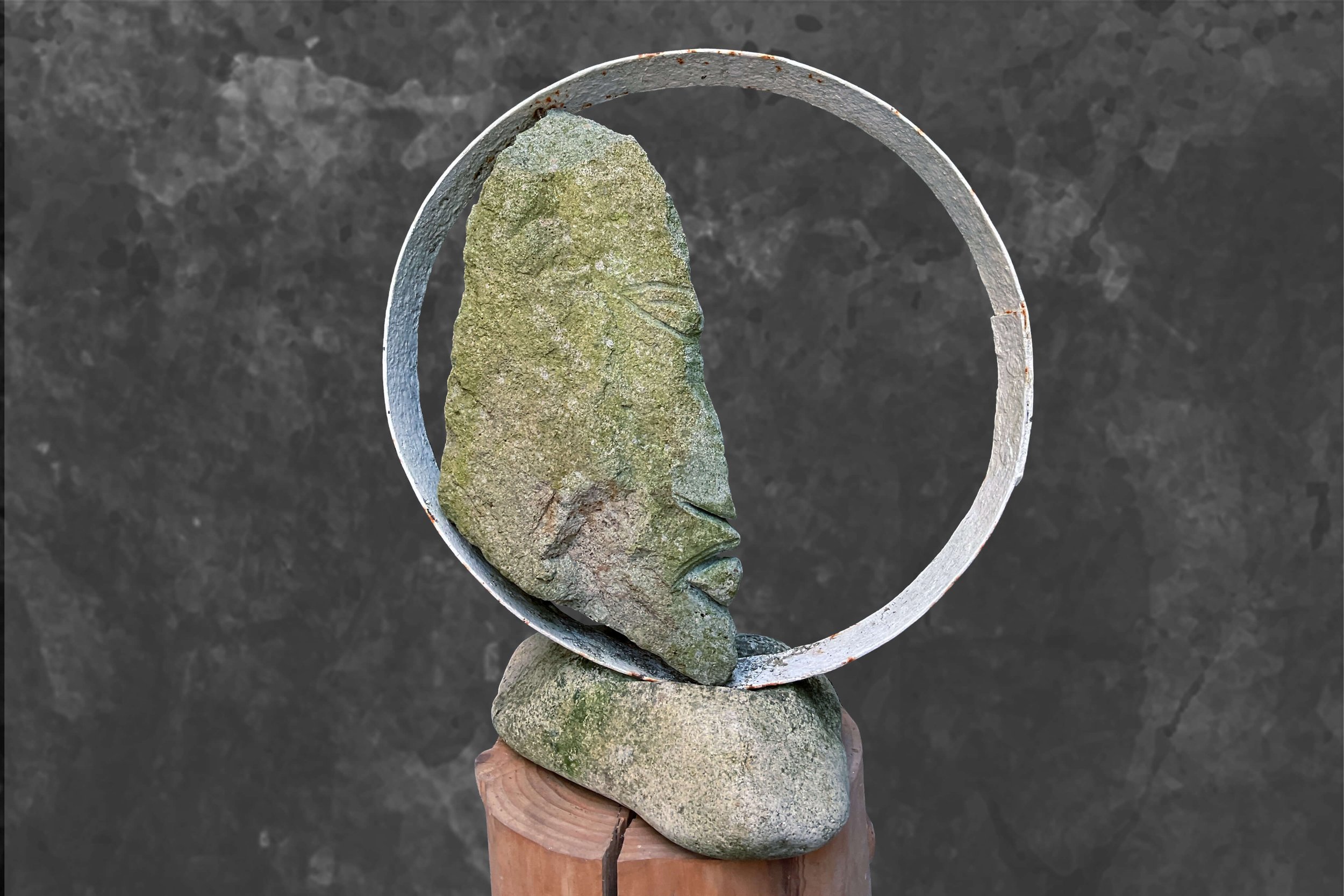 Kopf 02, Mann im Mond, H 50 x B 20 x T 42 cm, Granit im Fassreifen