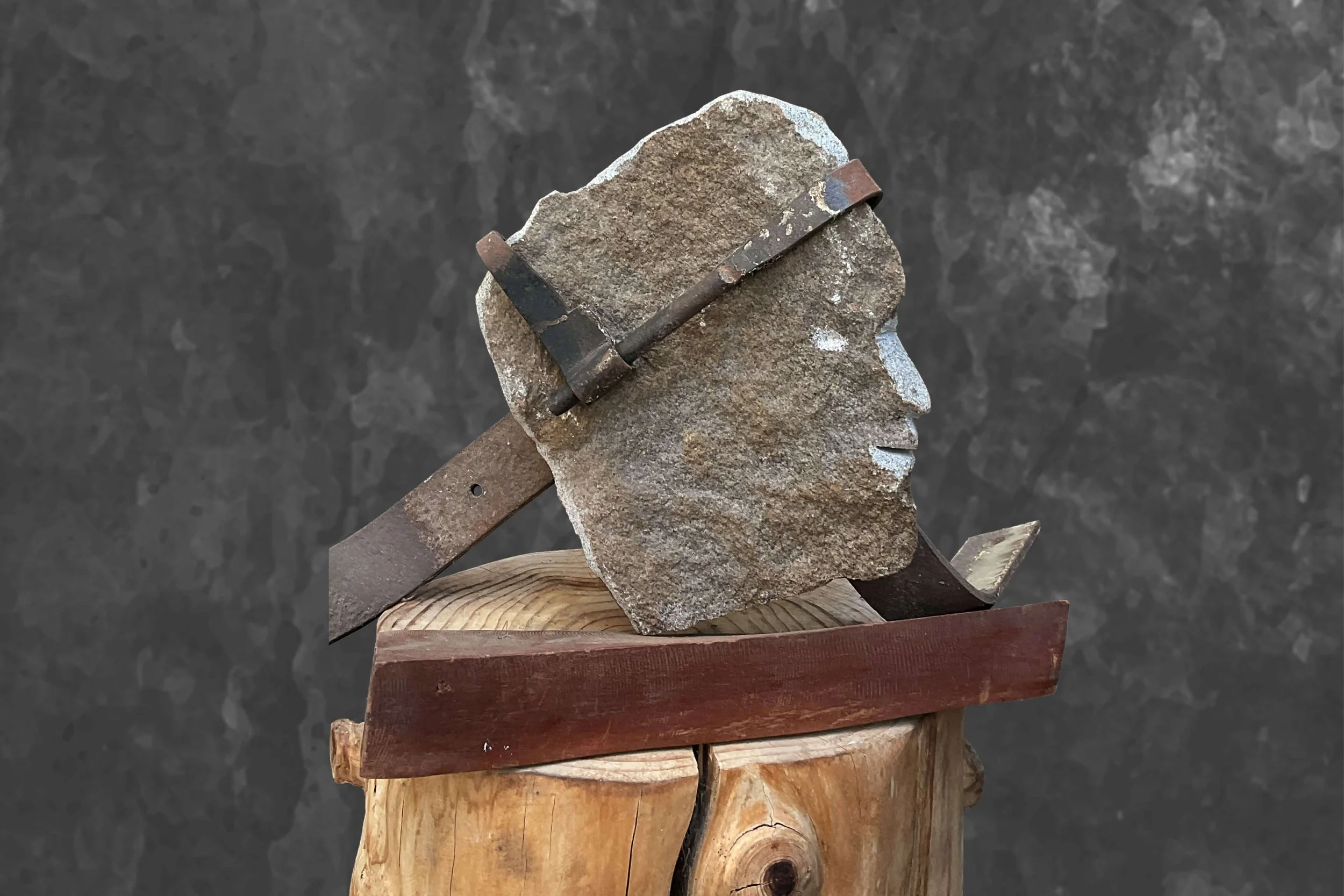 Kopf 04 // Kopf eines Kriegers, H 26 x B 28 x T 16 cm, Bretonischer Granit und Alteisen, Holz