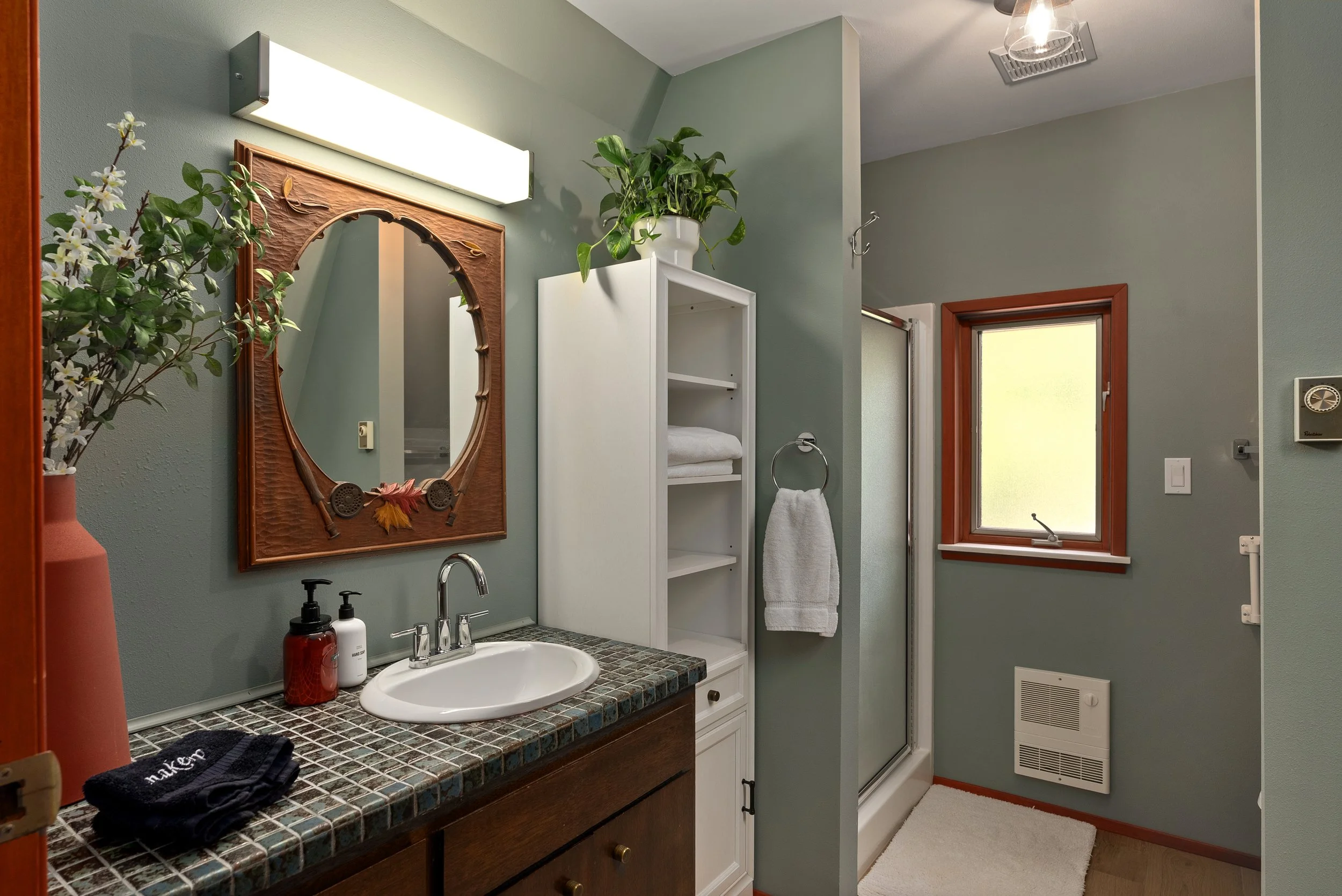 Camp Juniper cabin upstairs bathroom