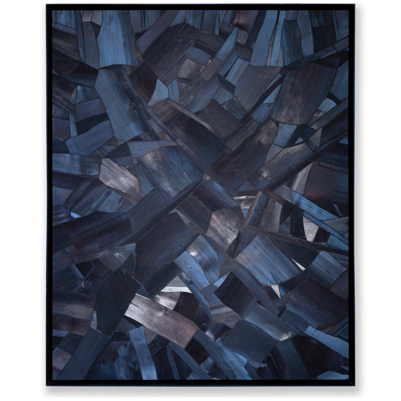 Lee Bae, Issu du feu, 2003, charbon brûlé sur panneau de bois, 160 × 130 cm. Composition abstraite de fragments de charbon aux nuances noires, bleutées et argentées.