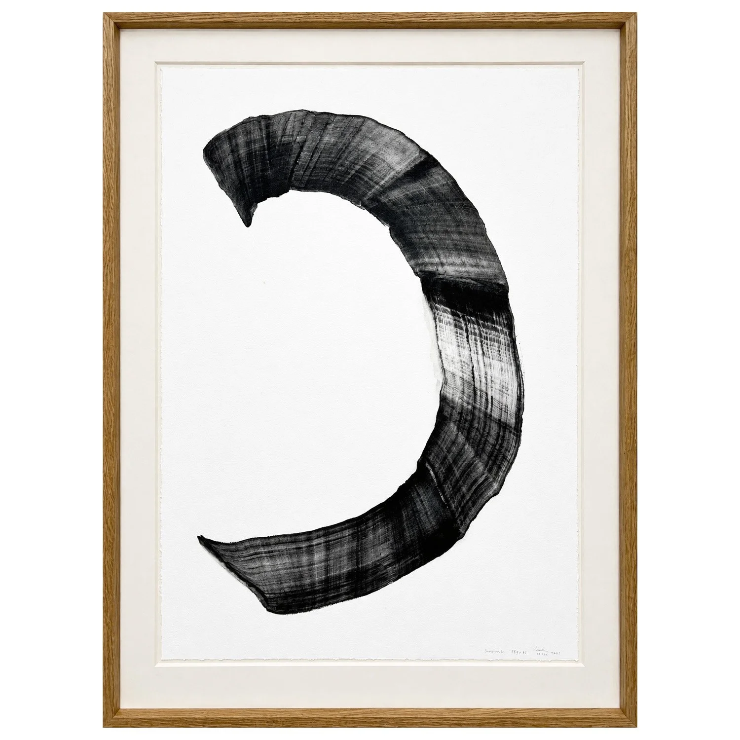 Lee Bae, Brushstroke, 2021, charbon sur papier, 102 × 68 cm. Grand geste noir abstrait et calligraphique sur fond blanc, caractéristique du travail de l’artiste coréen.