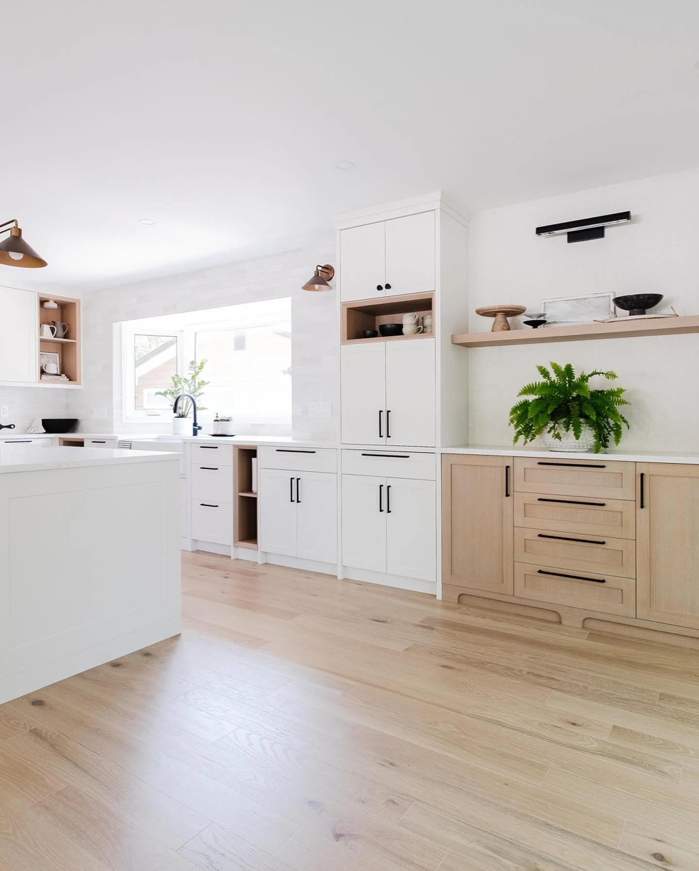 Some people say there are no second chances&hellip;not here. New general contractor, new opportunities to get it right.
A complete home renovation by @houseenvyinteriors for a couple that deserve the best but didn&rsquo;t get it until they hired @col