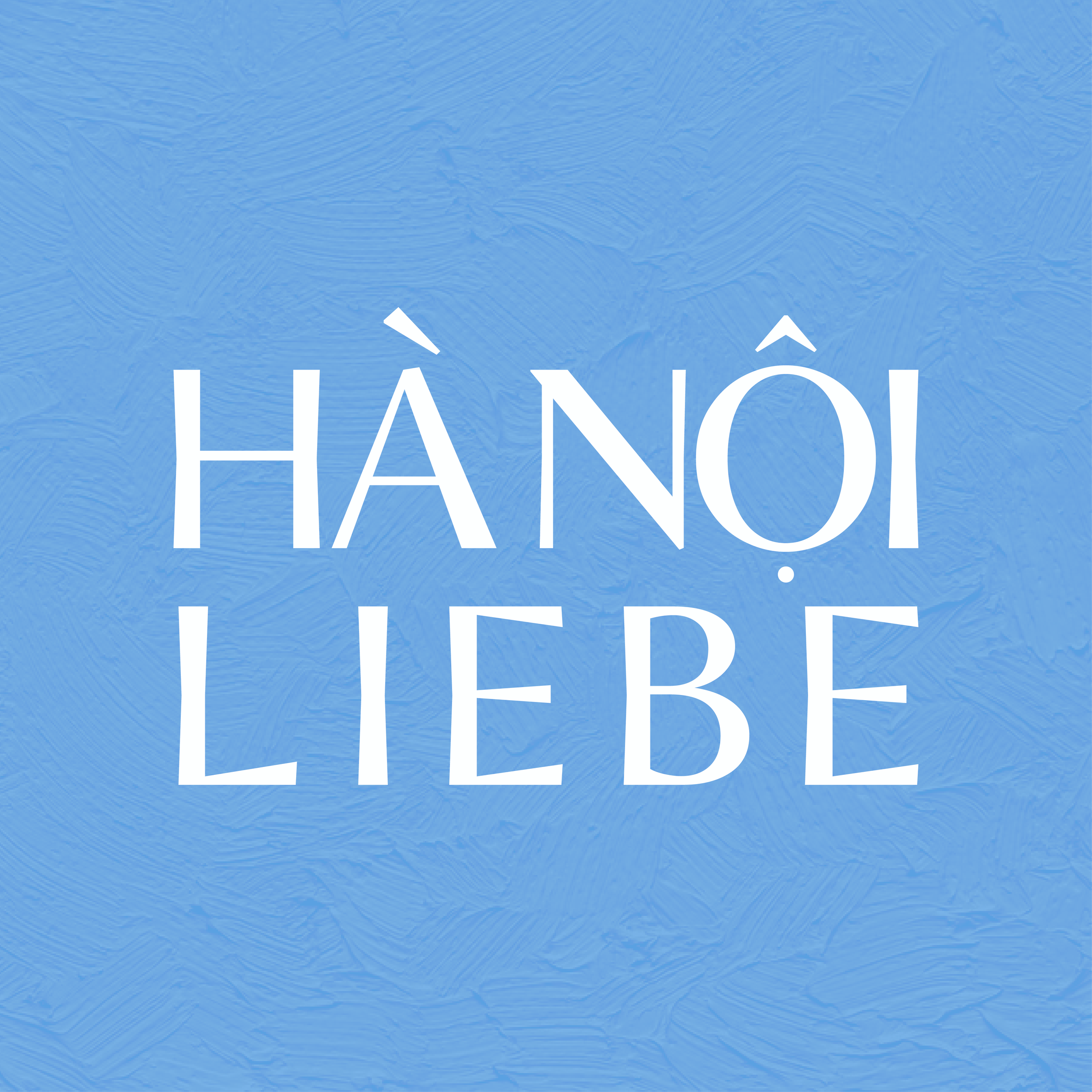 Nahaufnahme eines blauen, strukturierten Hintergrunds mit großem weißem Text, auf dem „Hanoi Liebe“ zu lesen ist.
