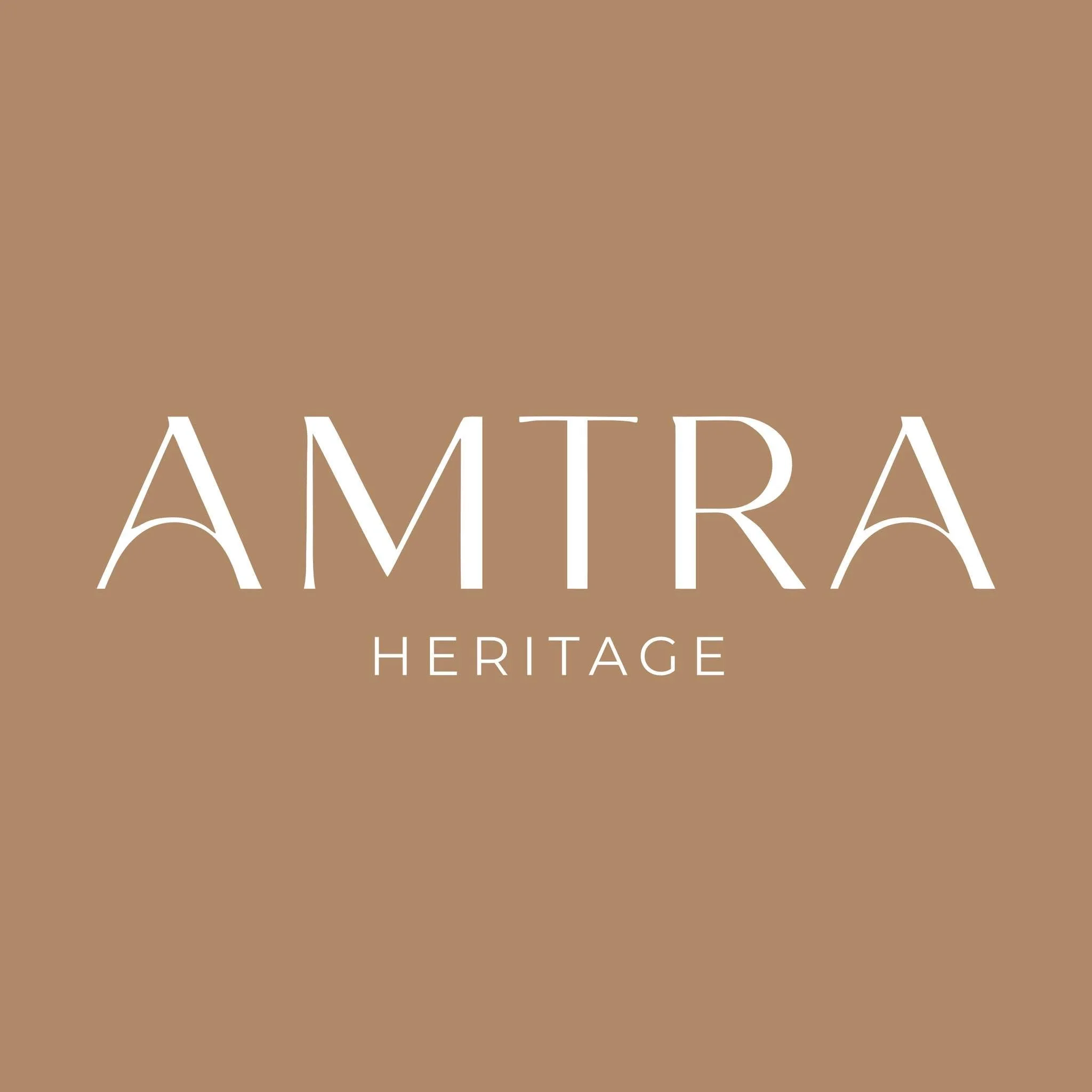 Nahaufnahme des Schriftzugs „AMTRA Heritage“ auf braunem Hintergrund.