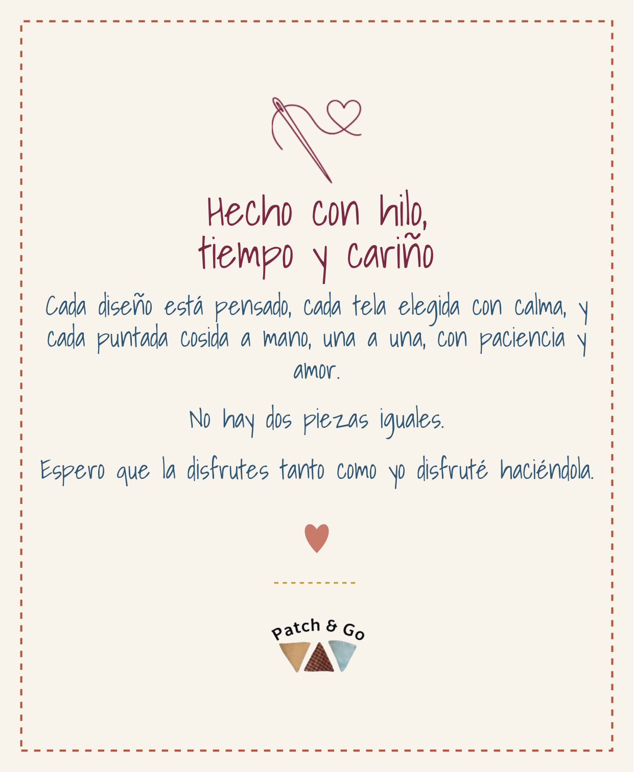 Cartel que dice: 'Hecho con hilo, tiempo y cariño. Cada diseño está pensado, cada tela elegida con calma, y cada puntada cosida a mano, una a una, con paciencia y amor. No hay dos piezas iguales. Espero que la disfrutes tanto como yo disfruté haciéndola.'
