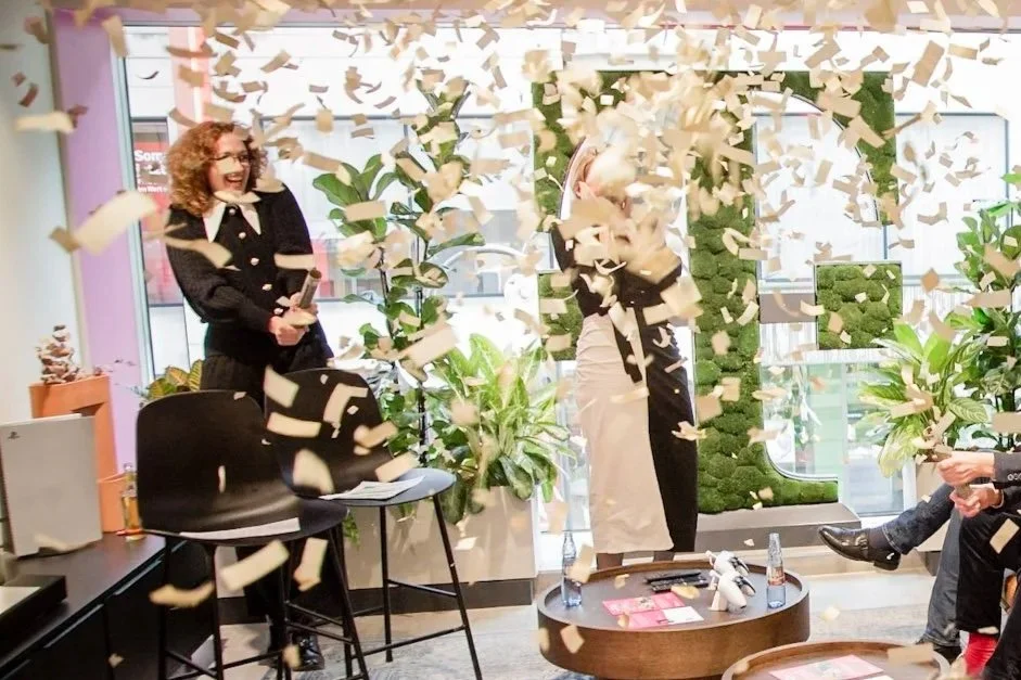 Stephanie Bretz und Mareile Blendl verkünden das Manifest für digitale Kultur, mit Konfetti, im Telekom Flagship Store Köln.