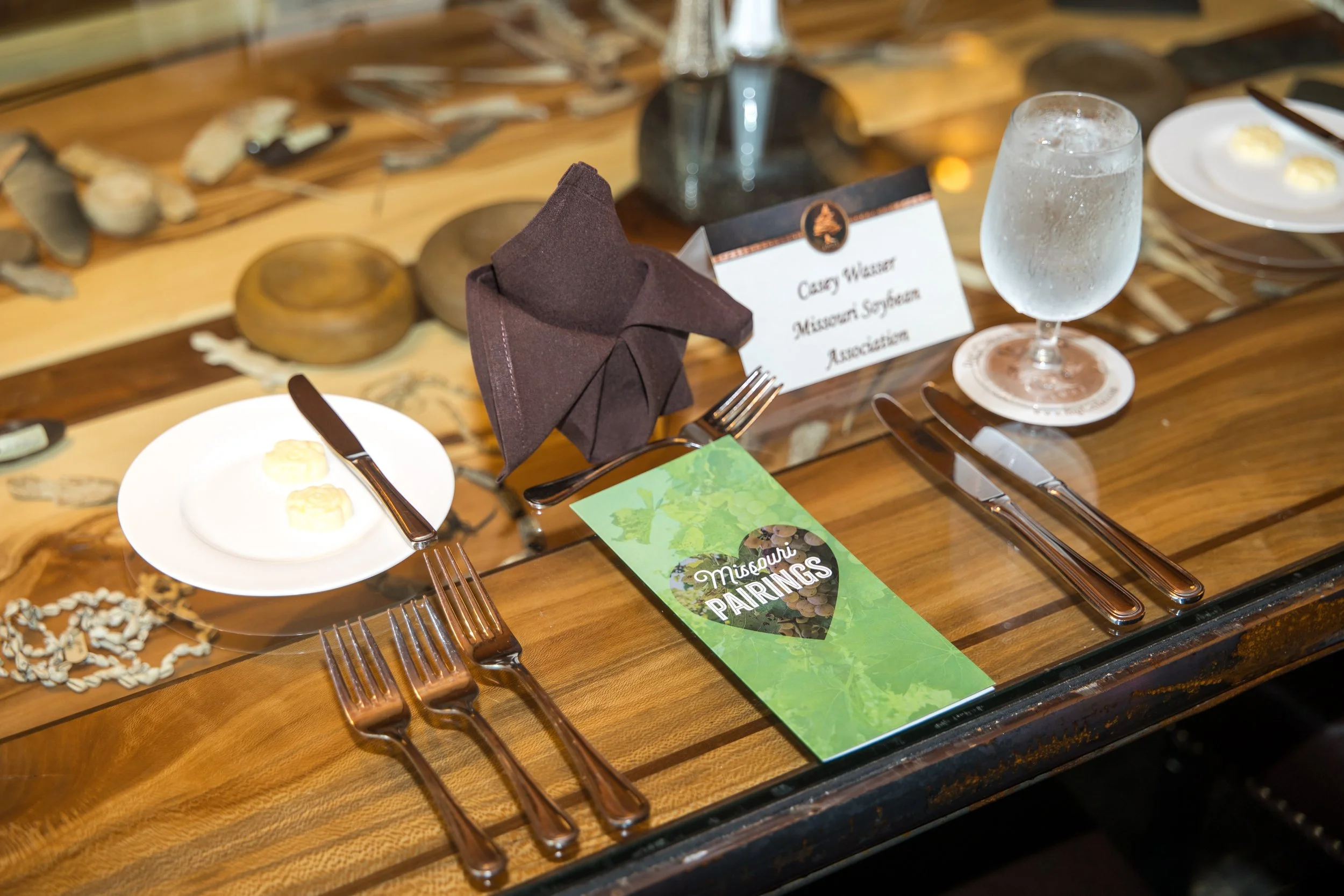 Dinner place setting with a brochure that reads "Missouri Pairings"