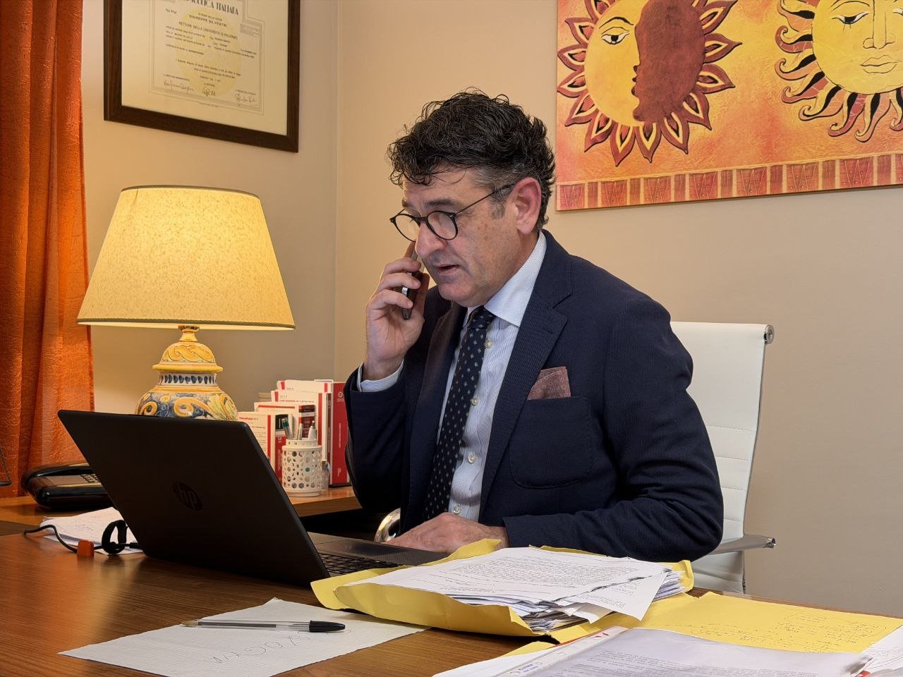 Avv. Andrea Maria Salerno al lavoro nel suo studio per la pianificazione della strategia legale