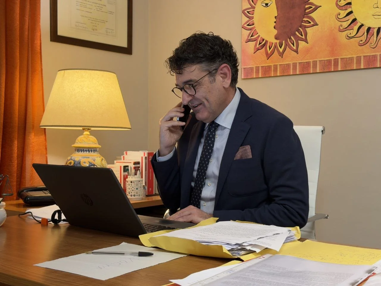 Avv. Andrea Maria Salerno al telefono nel suo studio legale