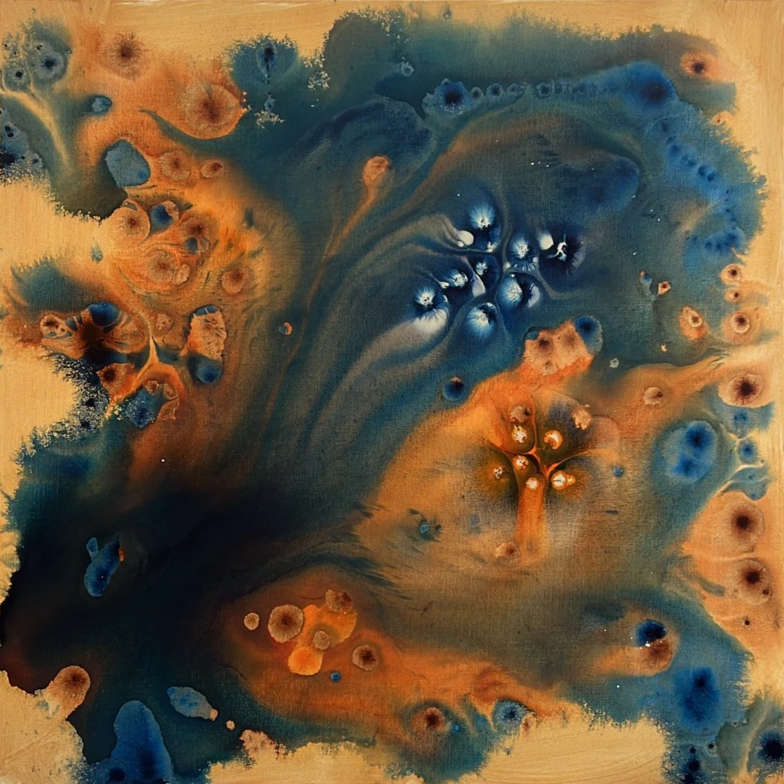 Abstraktes Gemälde mit blauen, orangefarbenen und schwarzen Mustern und Farbverläufen.
