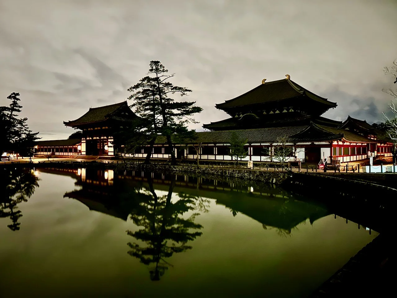 Todai-ji at night