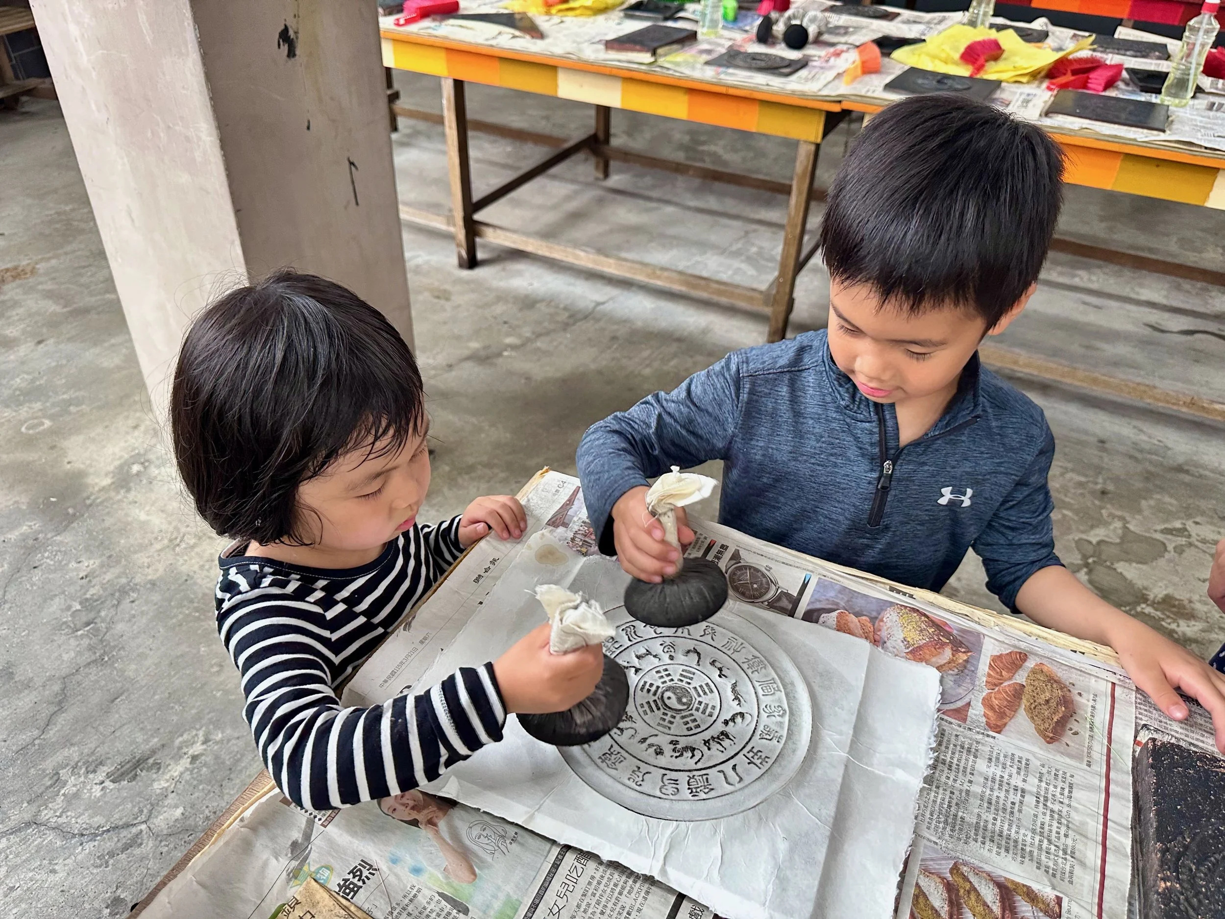 Making scrolls at the Guangxing Paper Mill
