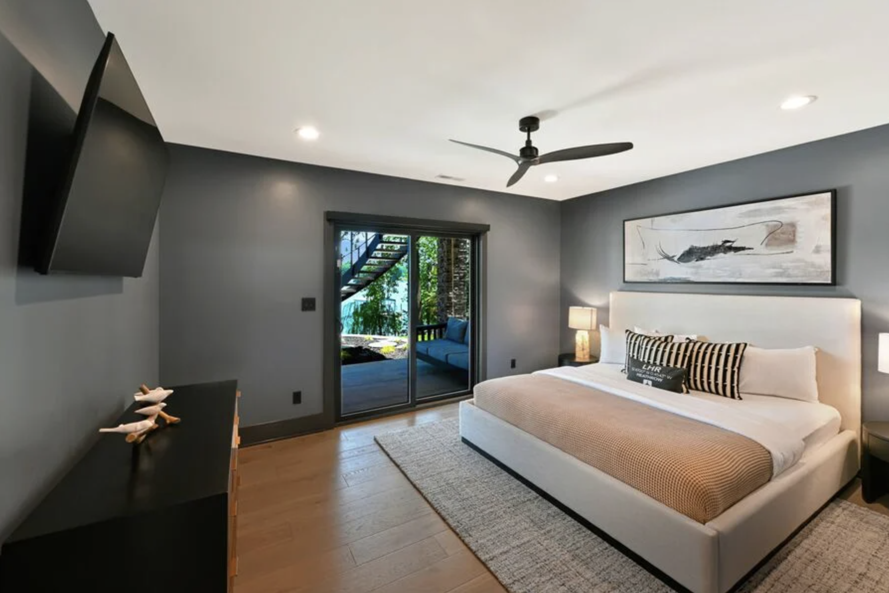 Lower+Level+King+Room+2.webp