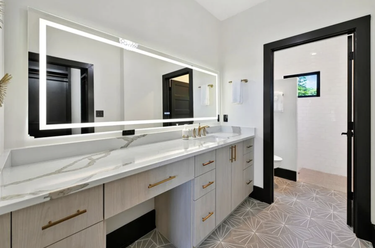King+Room+Main+Level+Bathroom.webp