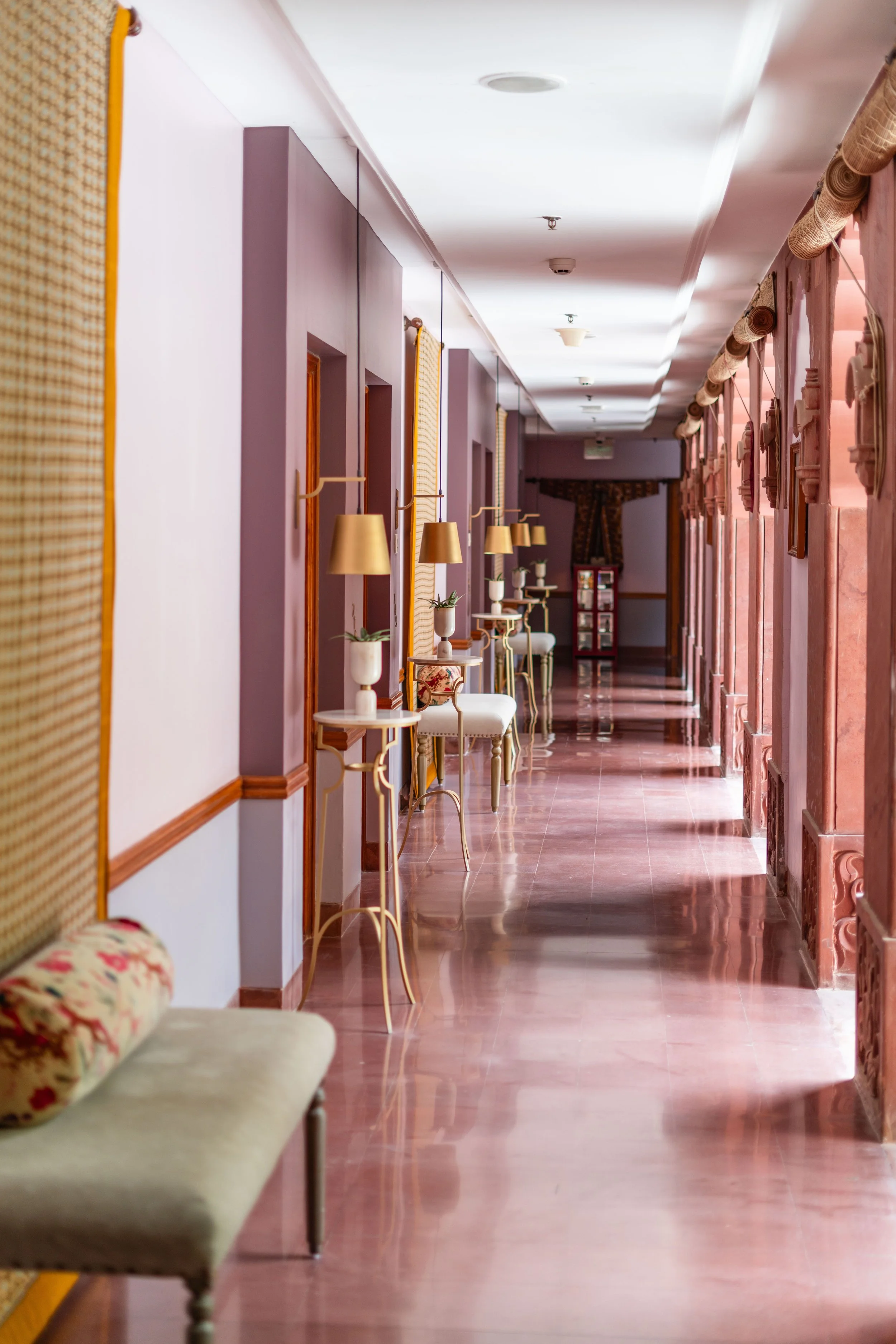 Heller und gepflegter Korridor eines Hotels