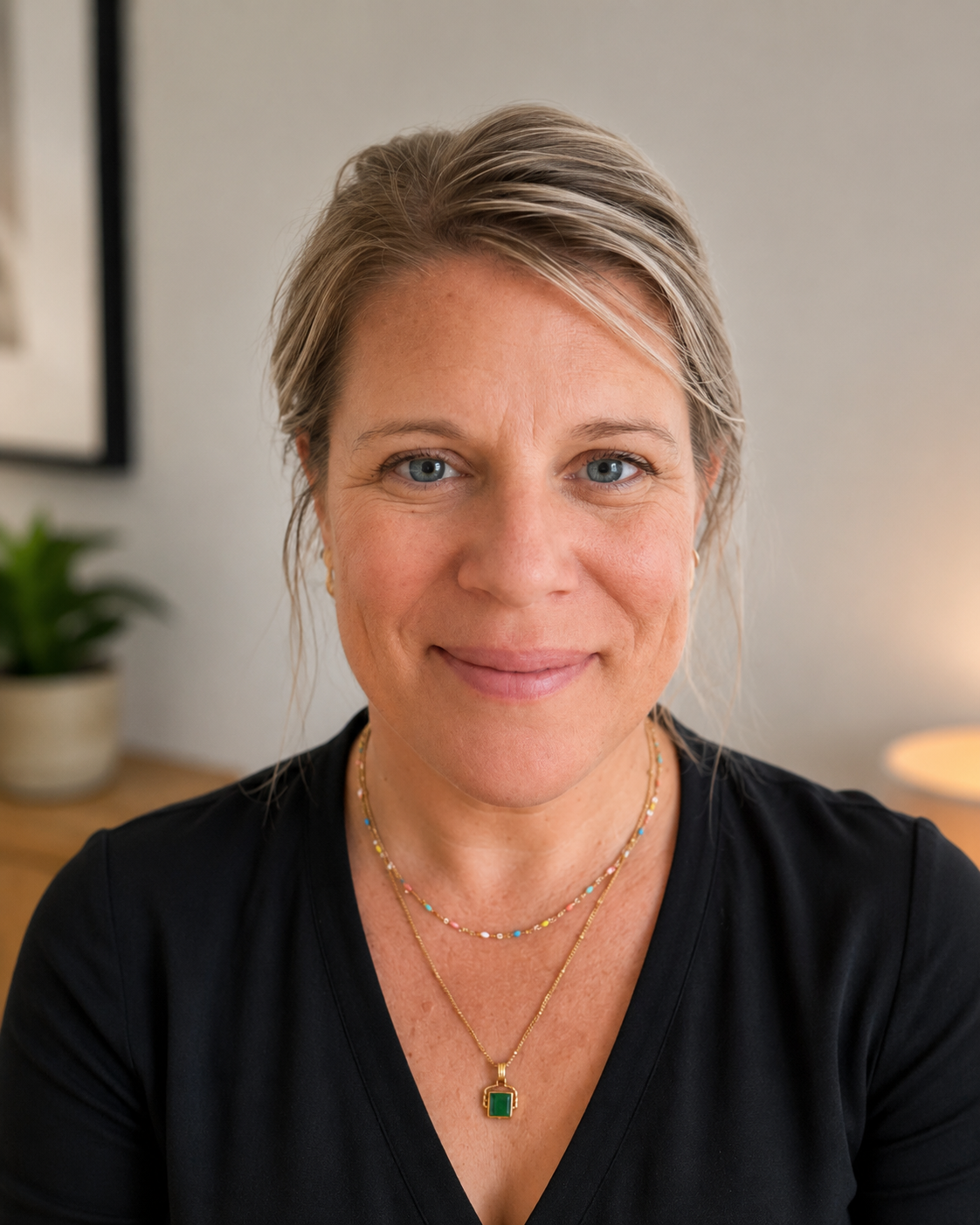 Sarah Lloyd HCPC registered dramatherapist and psychotherpist and EMDR practitioner in Hildenborough, Tonbridge, Kent for children, adolescents and adults