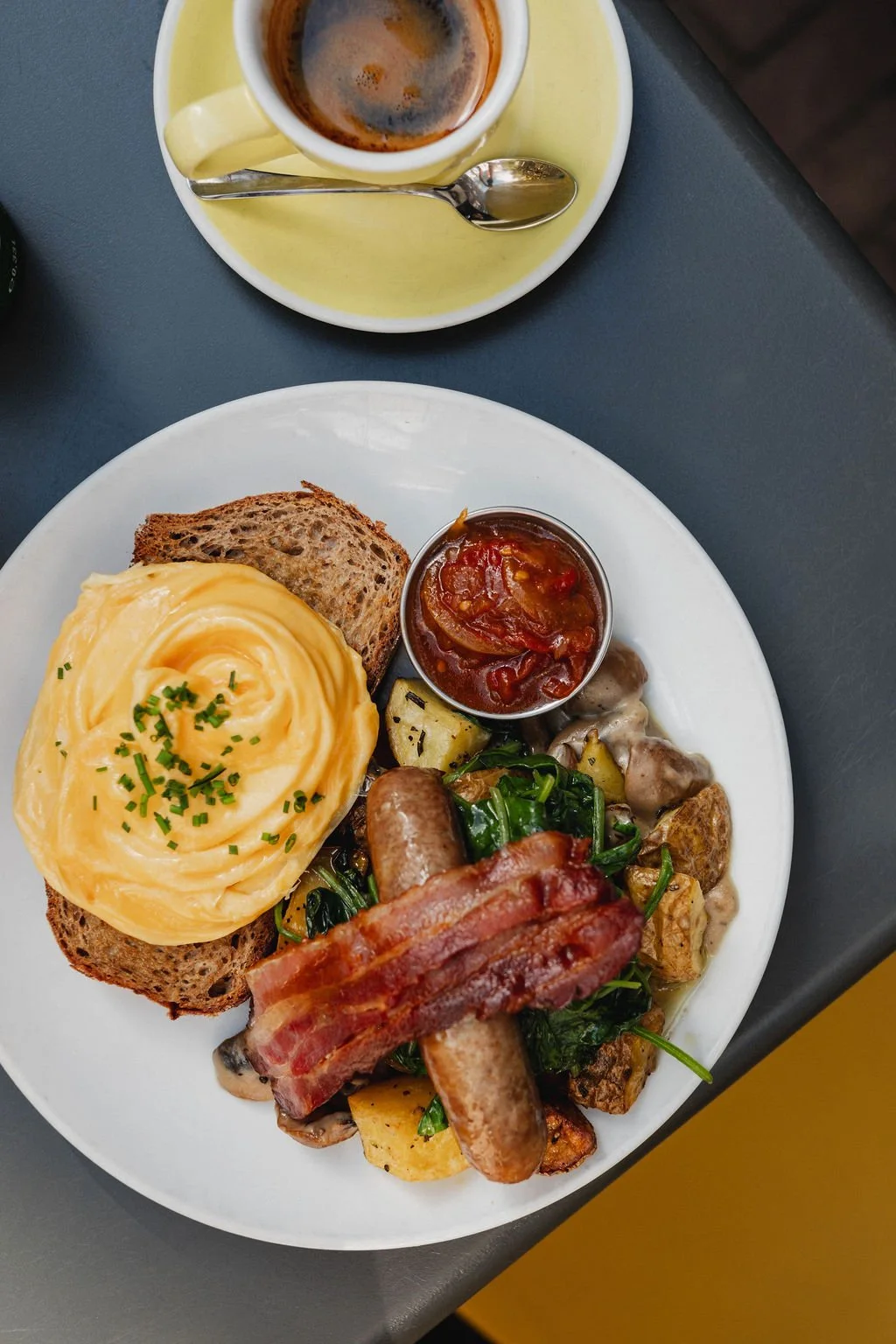 Foodfotografie voor Bakers & Roasters Amsterdam met uitgebreid ontbijt en koffie. Smakelijke content voor ontbijtspots, lunchrooms, koffiezaken en restaurants.