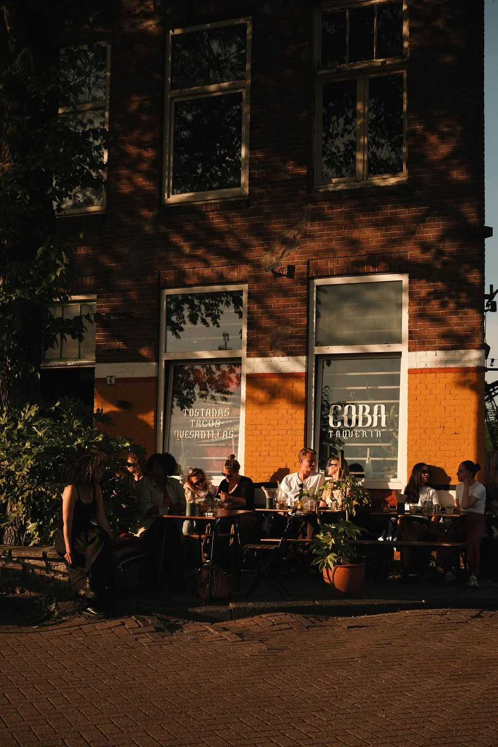 Sfeervolle restaurantfotografie met een druk terras en gasten aan tafel. De Eetgency creëert horeca content die de sfeer en beleving van restaurants, gastronomische zaken en cafés zichtbaar maakt voor nieuwe gasten en culinaire media.