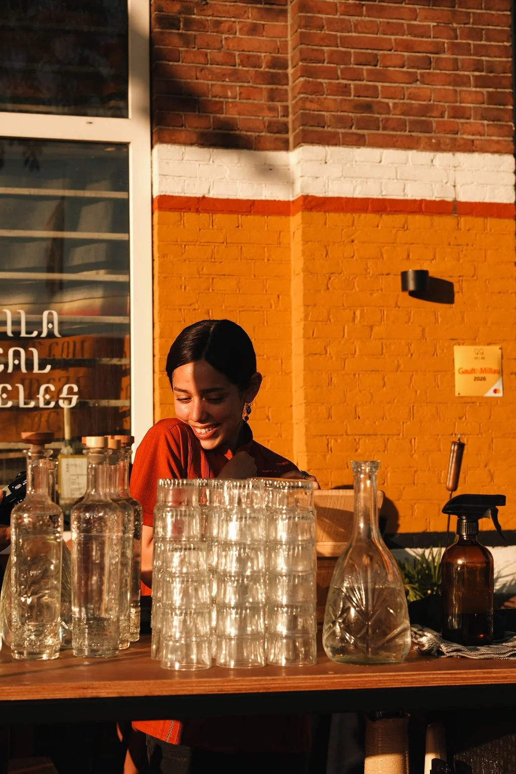 Horeca- en personeelsfotografie bij COBA Taqueria Amsterdam met medewerker achter de bar. Social media content door De Eetgency die personeel, gastvrijheid en de sfeer van restaurants en bars laat zien.