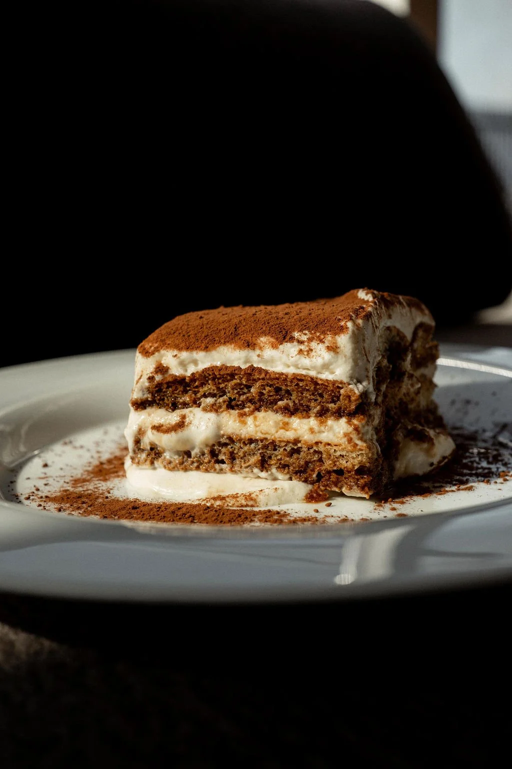 Foodfotografie van huisgemaakte tiramisu bij Piatti Beach in Zandvoort, onderdeel van de Italiaanse menukaart van deze strandtent aan zee.