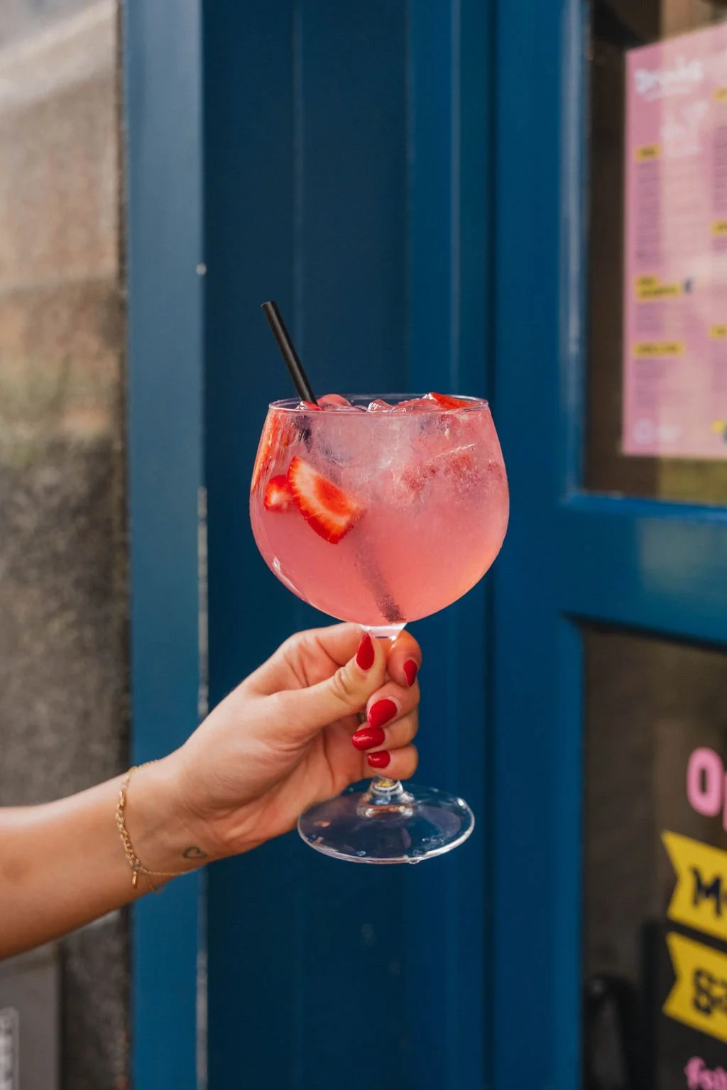 Cocktailfotografie van een frisse gin-tonic met ijs en fruit. Professionele drankfotografie en social media content voor cocktailbars, restaurants, hotels en horeca.