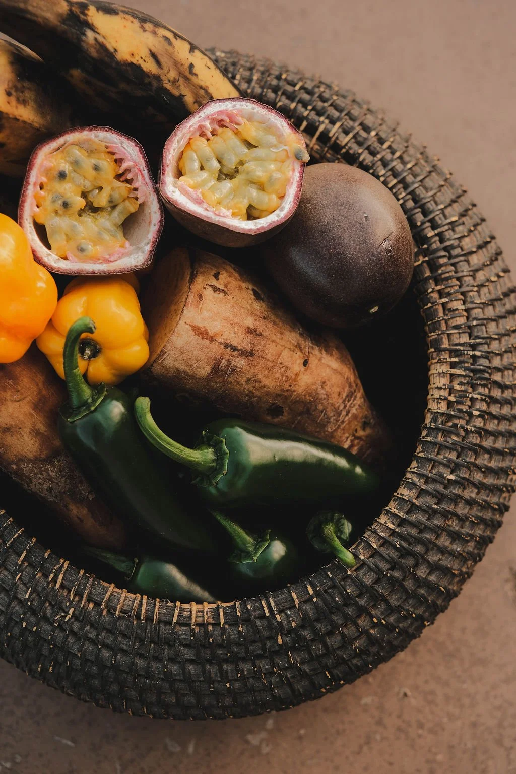 Foodfotografie van verse ingrediënten bij COBA Taqueria in Amsterdam, waaronder passievrucht, pepers en andere smaakmakers uit de Mexicaanse keuken. Gefotografeerd door De Eetgency als onderdeel van de visuele content voor het restaurant.